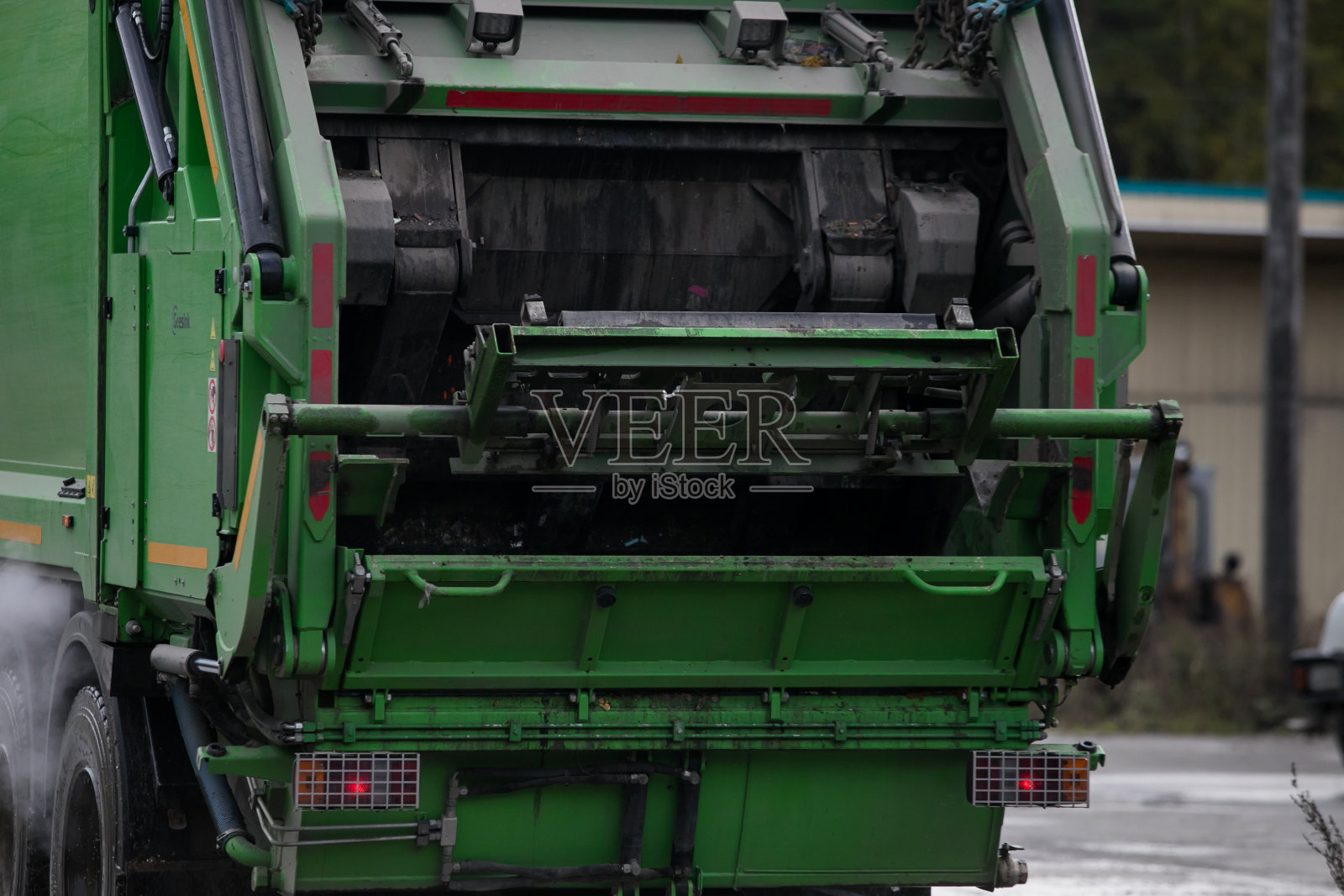 垃圾车正在处理垃圾。照片摄影图片