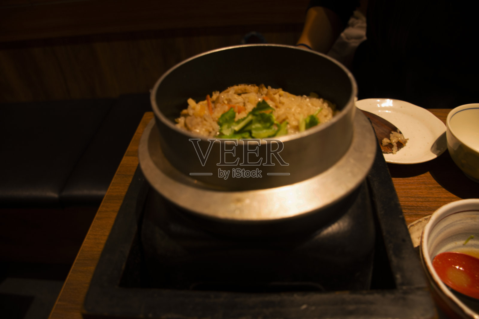 日本食物炒饭在复古锅在桌子上的美食在当地的餐馆照片摄影图片