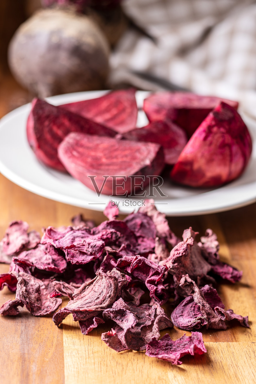 干燥和生甜菜根。照片摄影图片