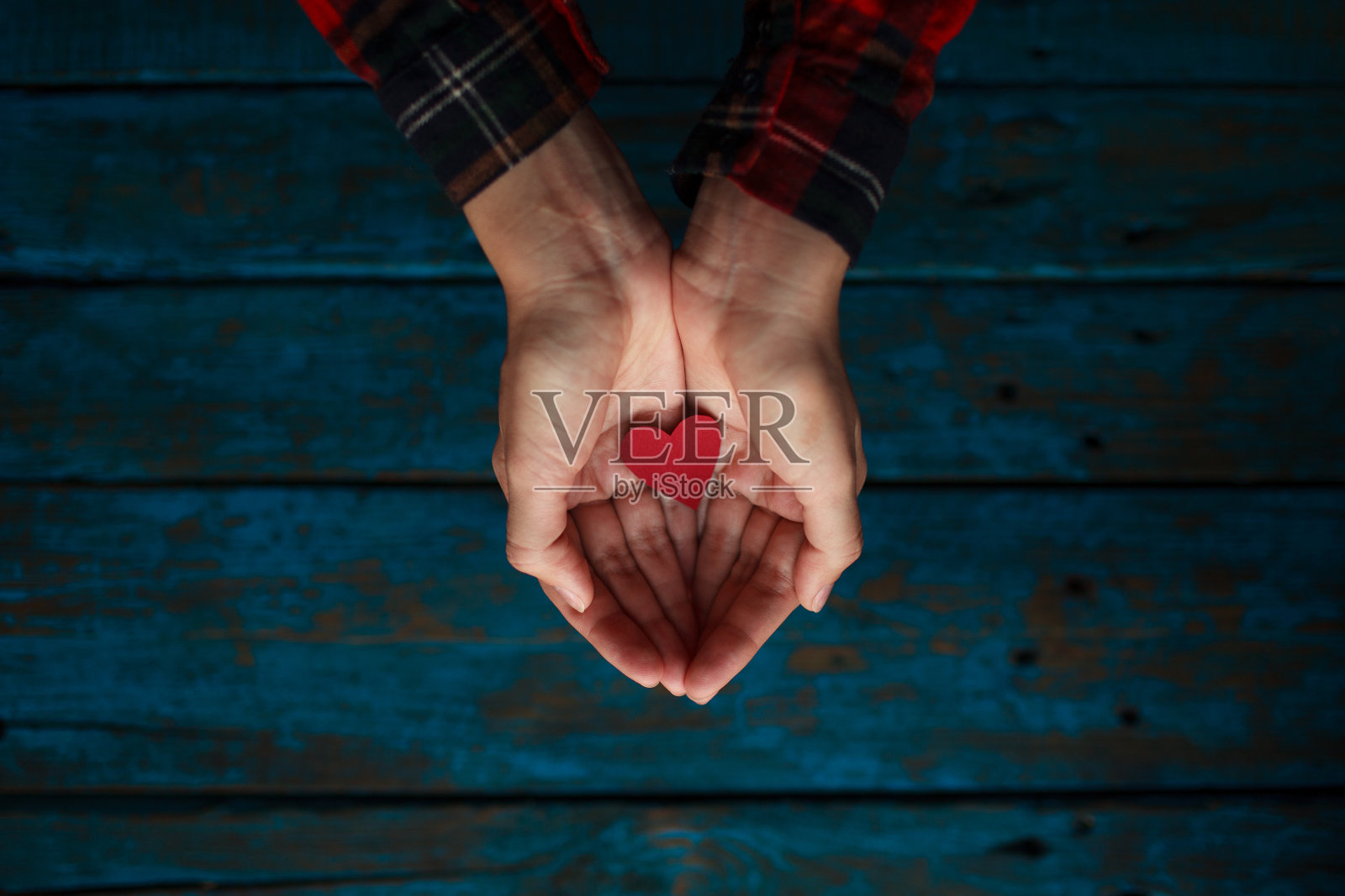 把心握在手里照片摄影图片