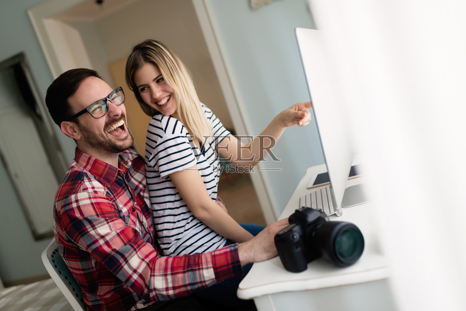 年轻迷人的设计师在家里一起工作照片摄影图片