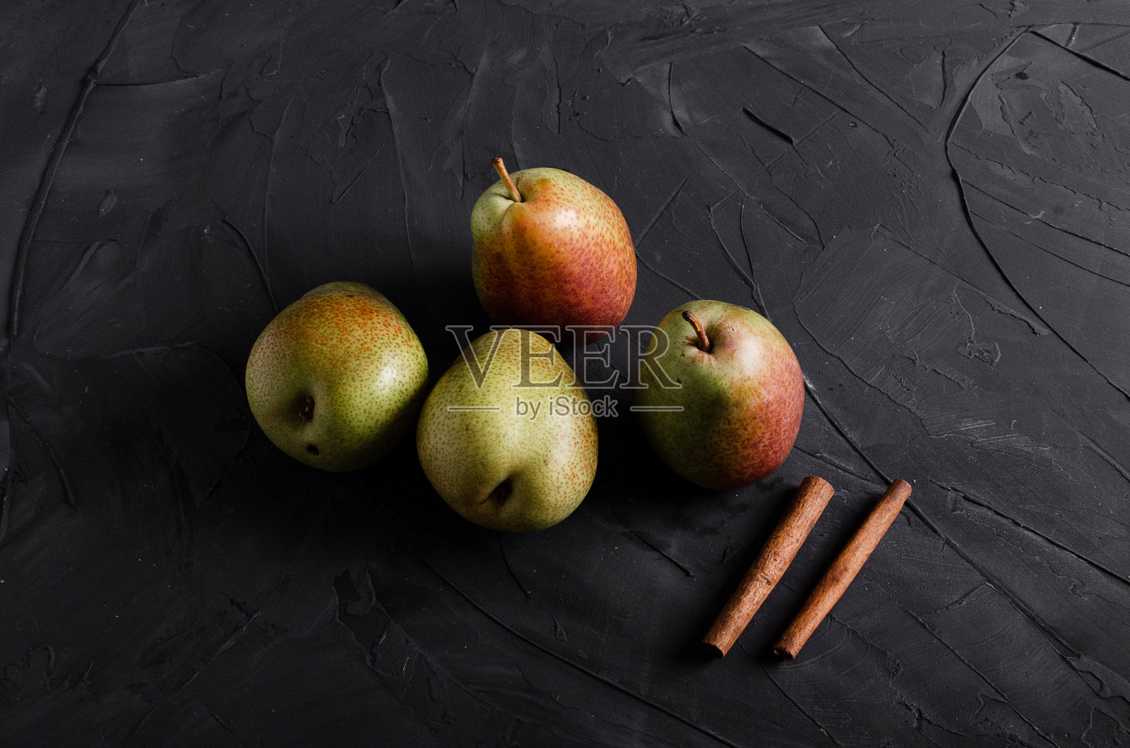 焦糖梨-水煮梨与香料在糖浆照片摄影图片