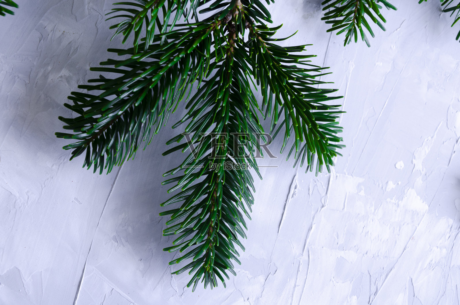 圣诞节布置玩具，圣诞树，金属箔和可可照片摄影图片