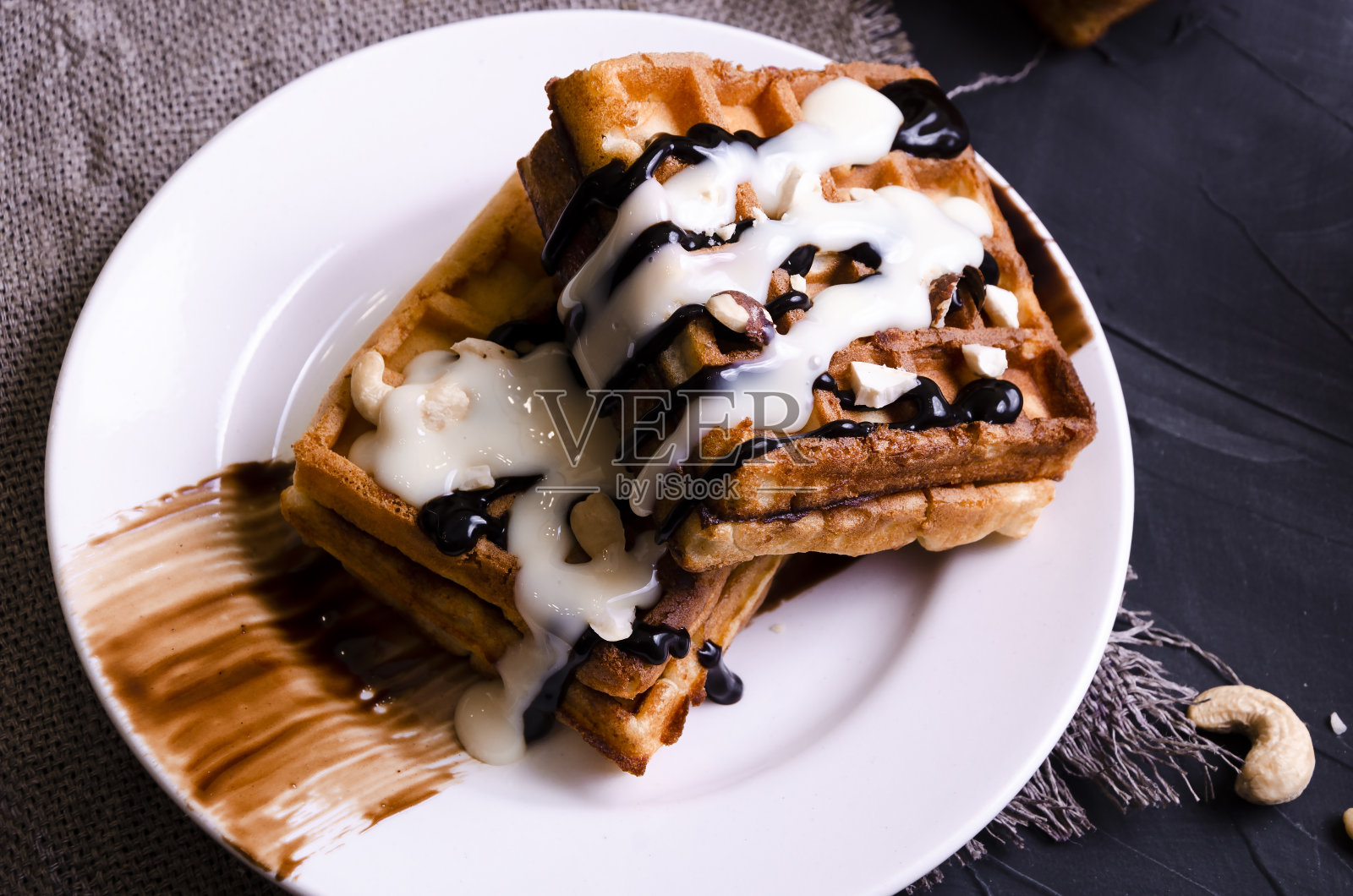 浇上巧克力和奶油的维也纳华夫饼照片摄影图片
