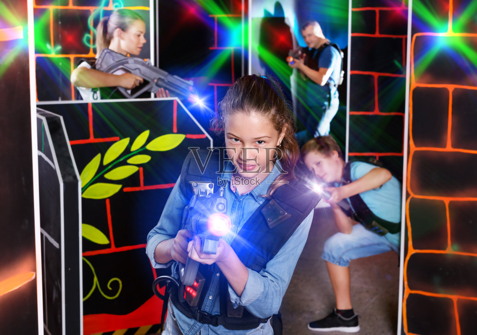 一个少女拿着激光手枪在黑暗的迷宫里照片摄影图片