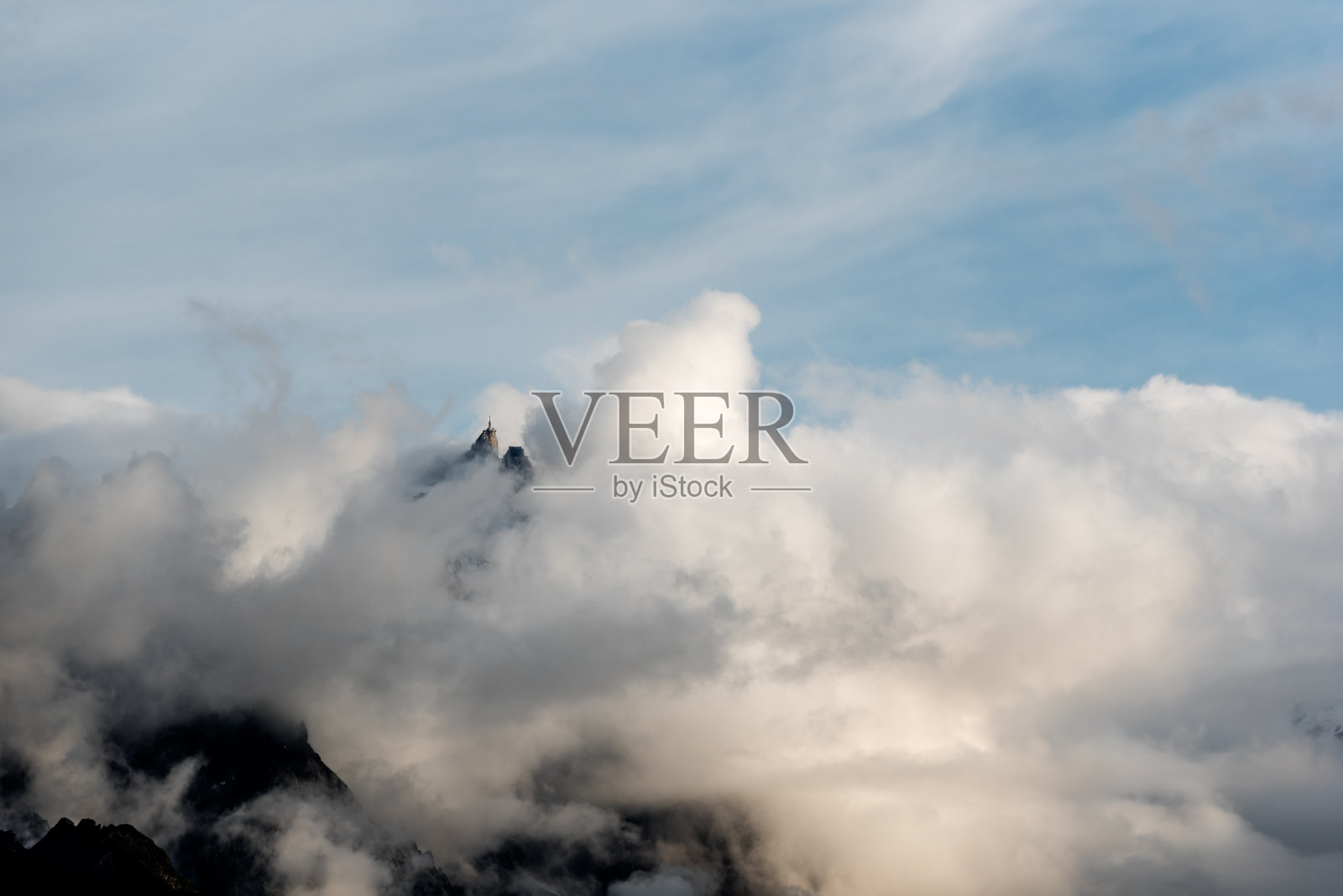 尖顶站杜Midi从低云中浮现照片摄影图片