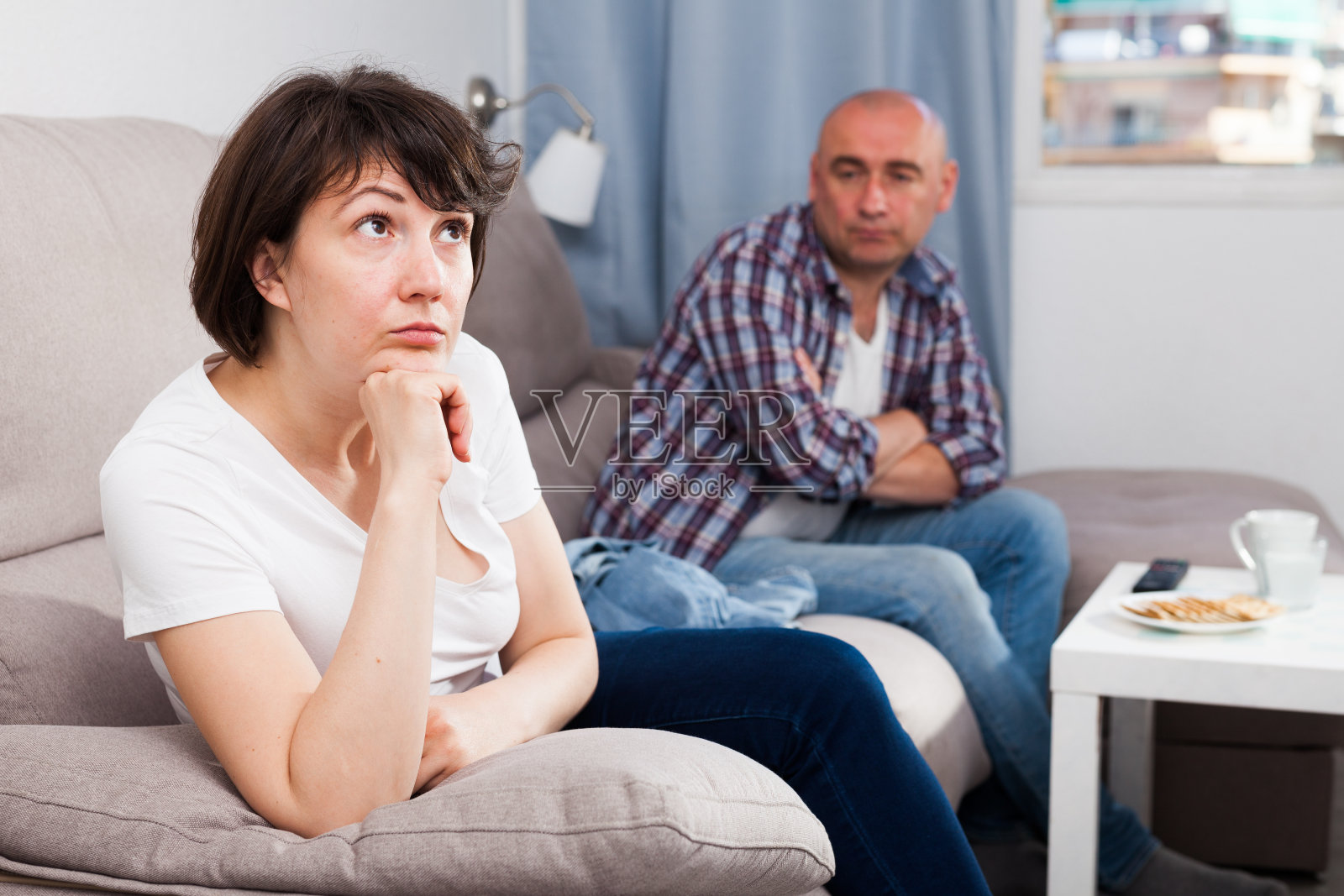 夫妻在公寓里吵架照片摄影图片