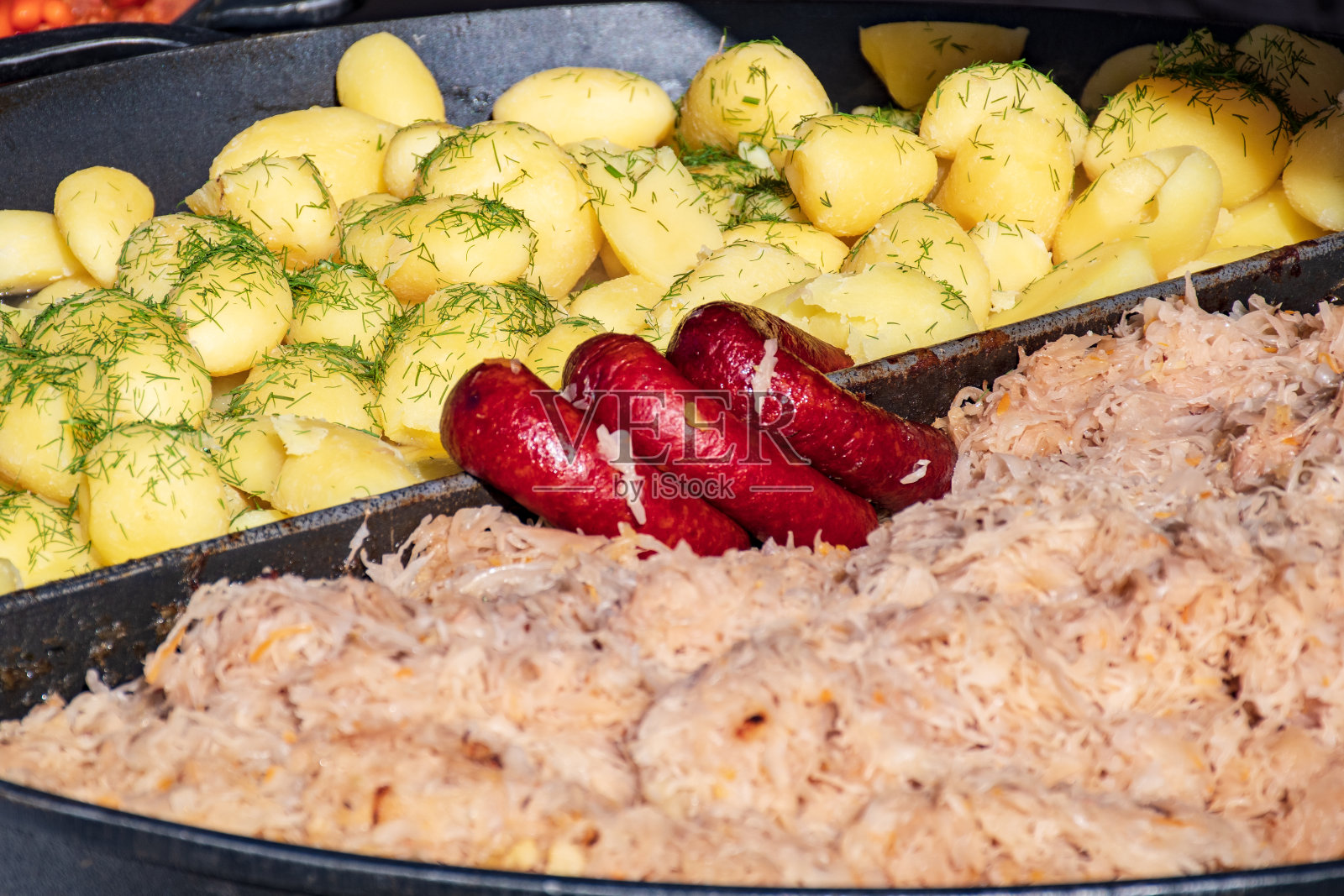 配香肠、卷心菜和土豆照片摄影图片