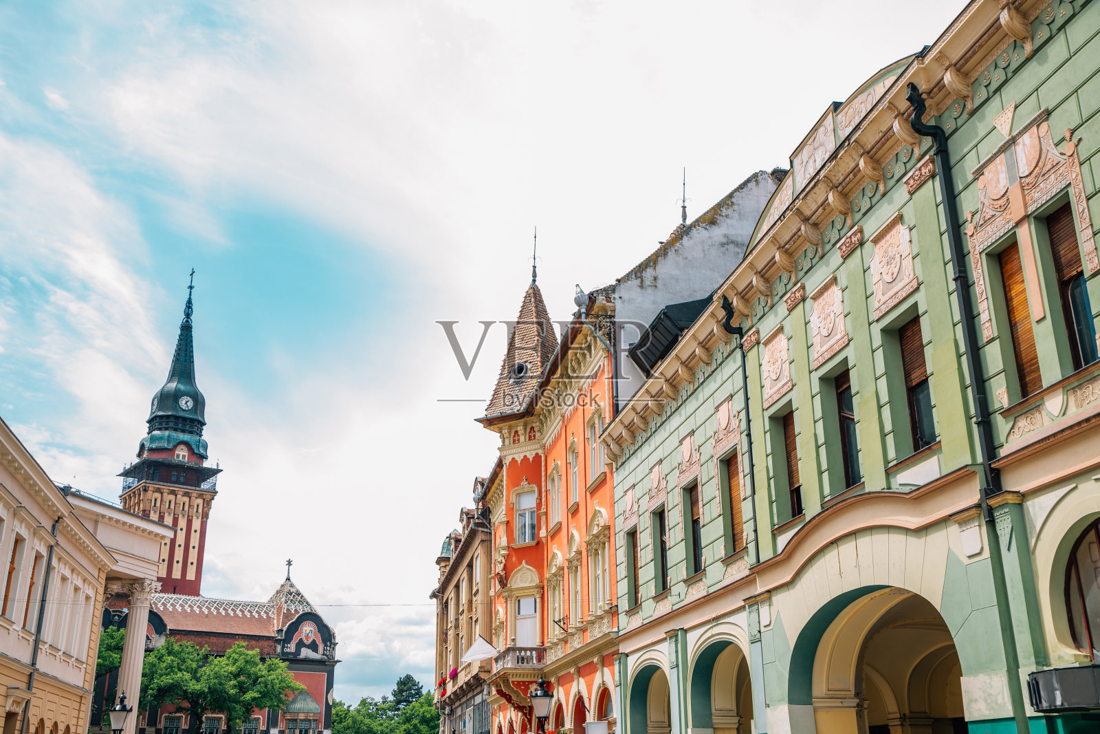 塞尔维亚苏博蒂卡的市政厅和大街，五颜六色的老建筑照片摄影图片