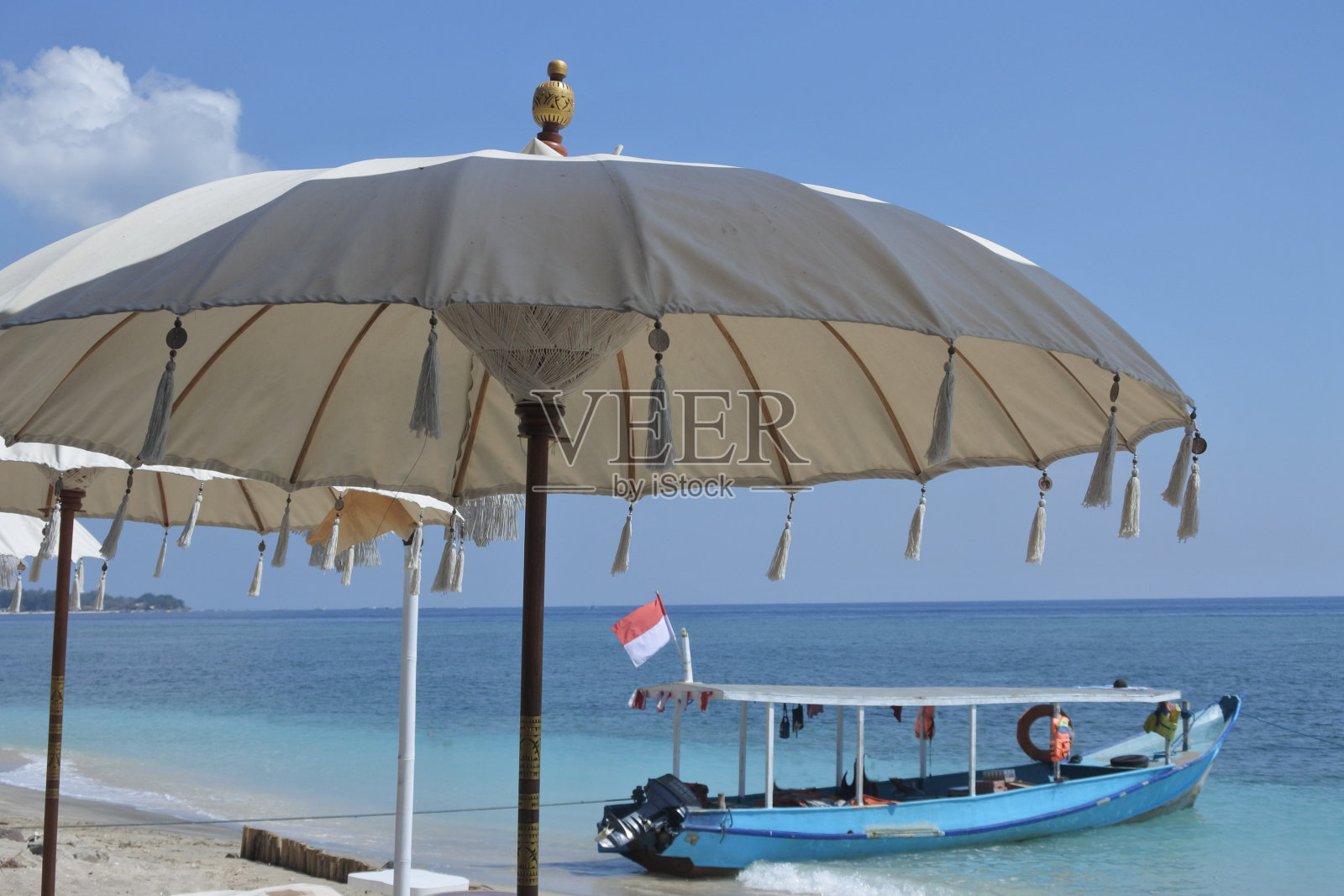 一艘停靠在印尼吉利航空岛海岸的印尼船照片摄影图片