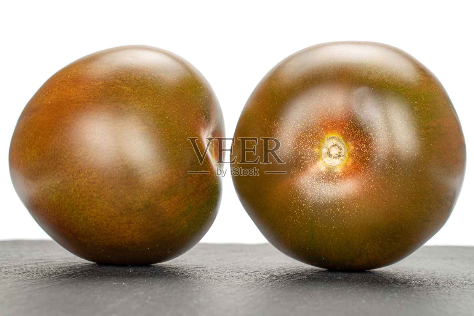 鲜绿红番茄，分离于白色上照片摄影图片