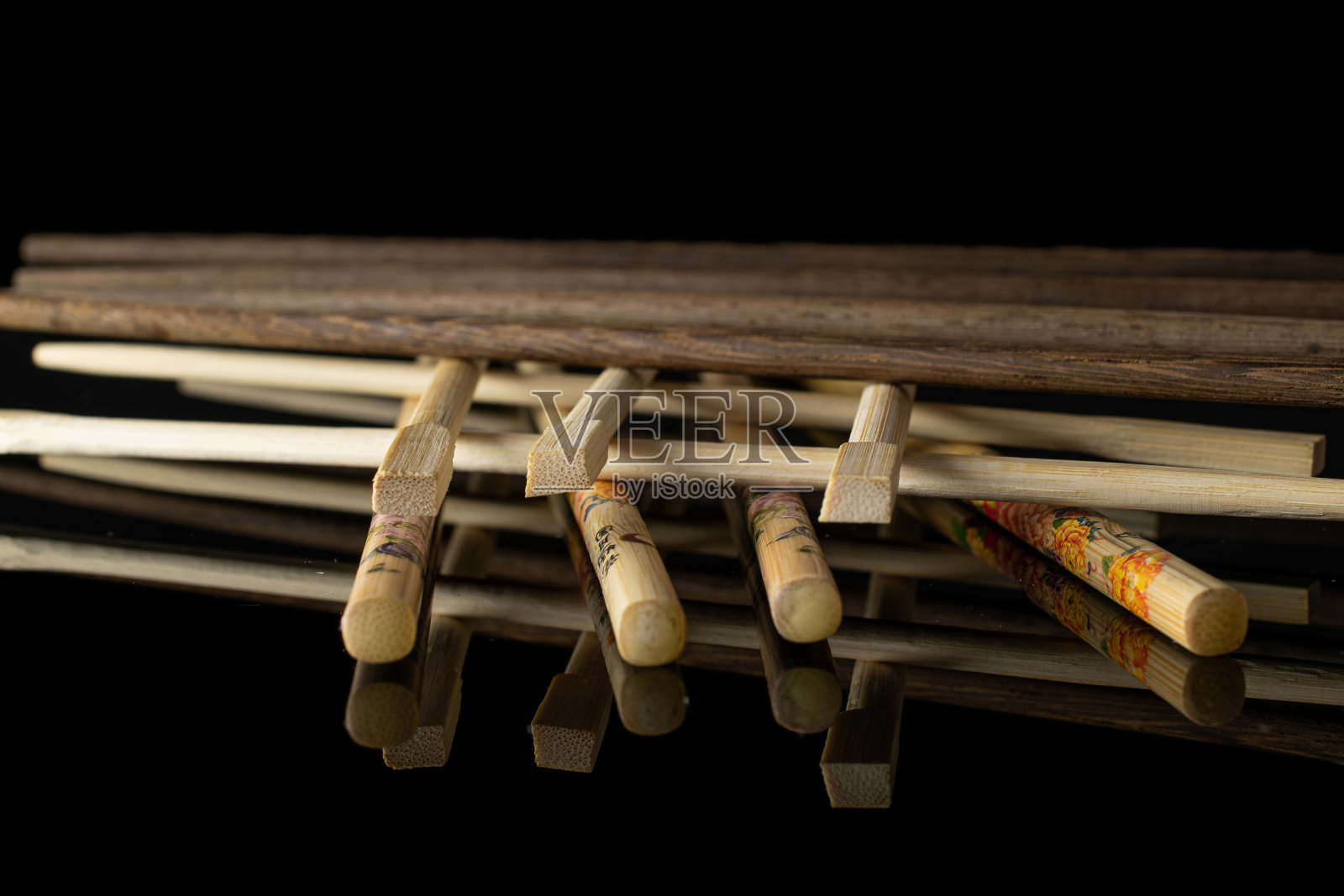 亚洲筷子孤立在黑色玻璃上照片摄影图片