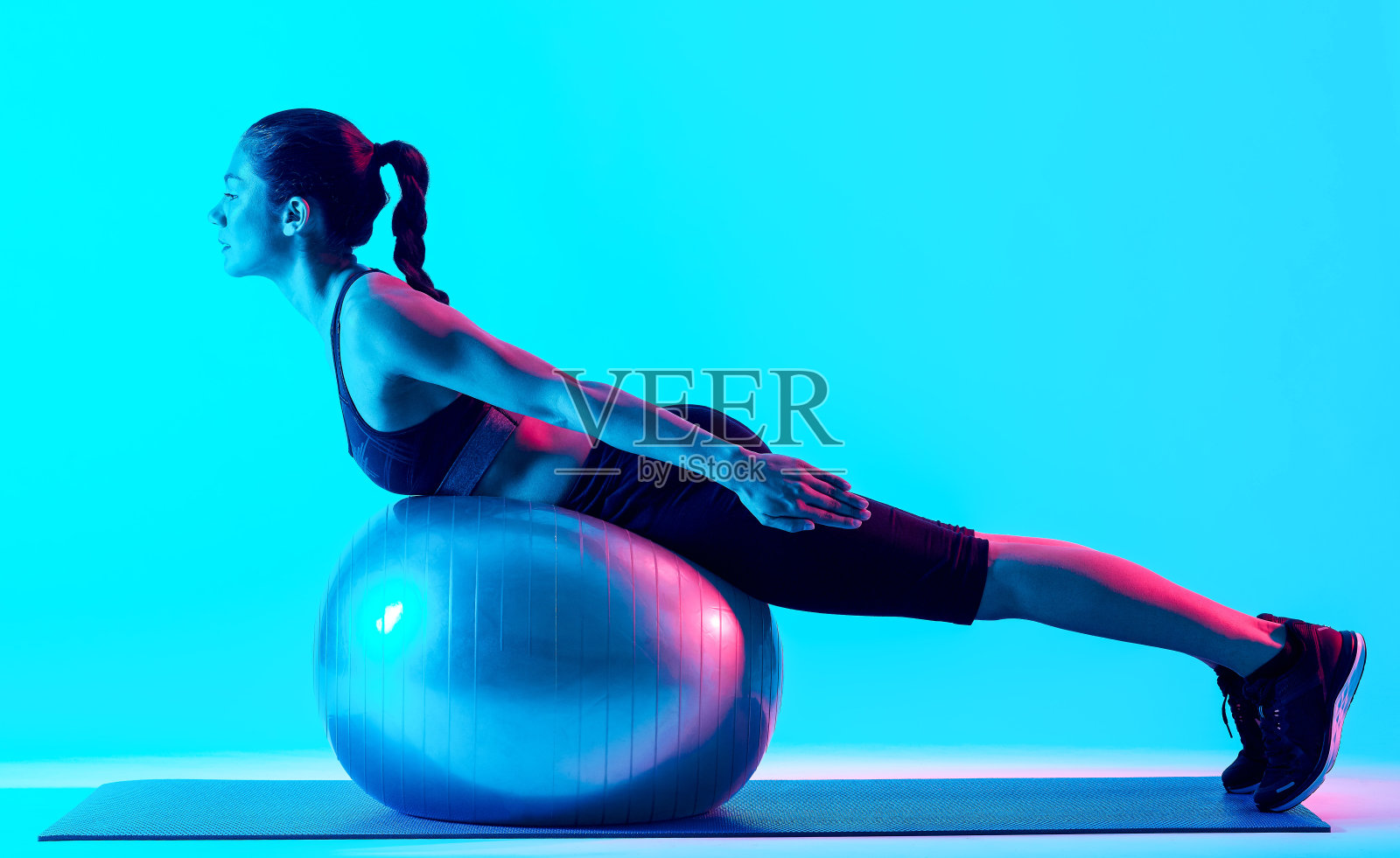 女性健身普拉提练习孤立照片摄影图片