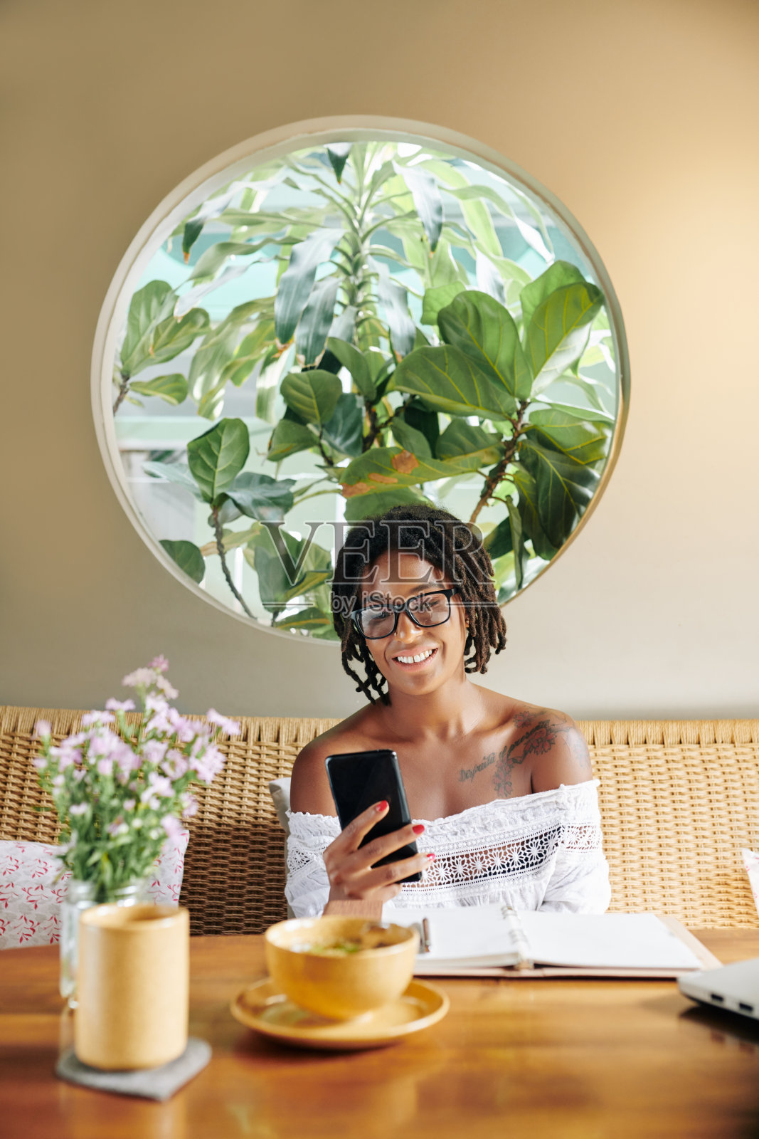 餐馆里的女人照片摄影图片