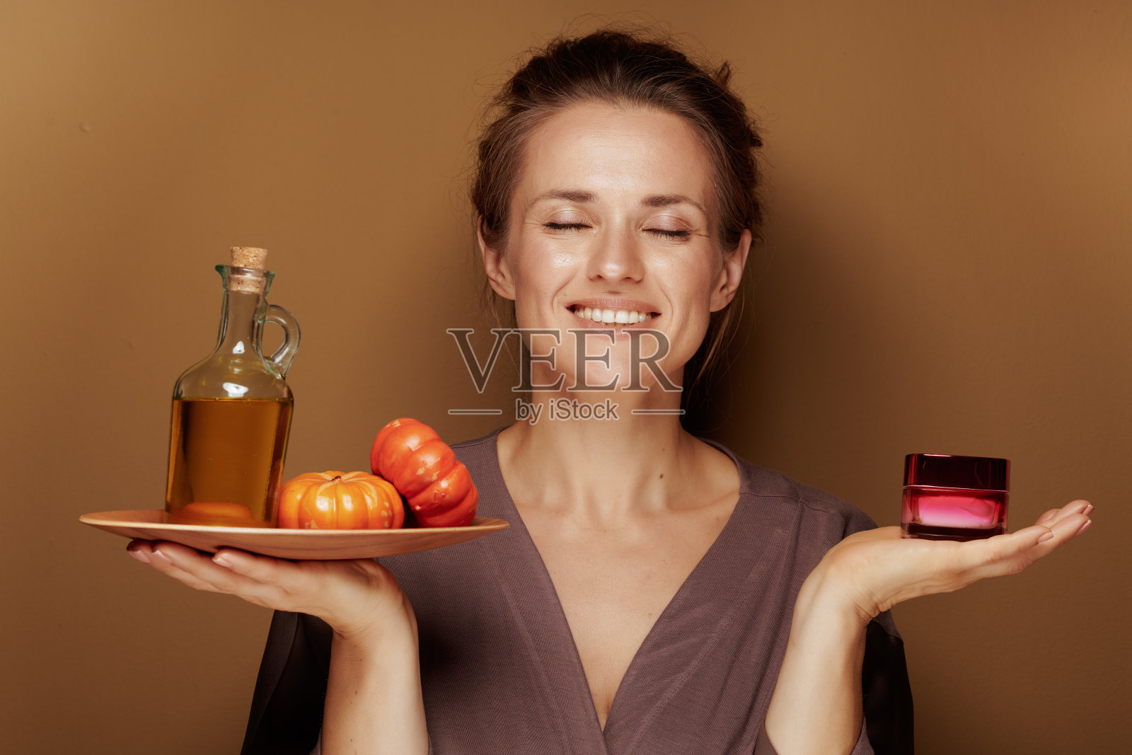 用南瓜油和面霜放松40岁的女人照片摄影图片