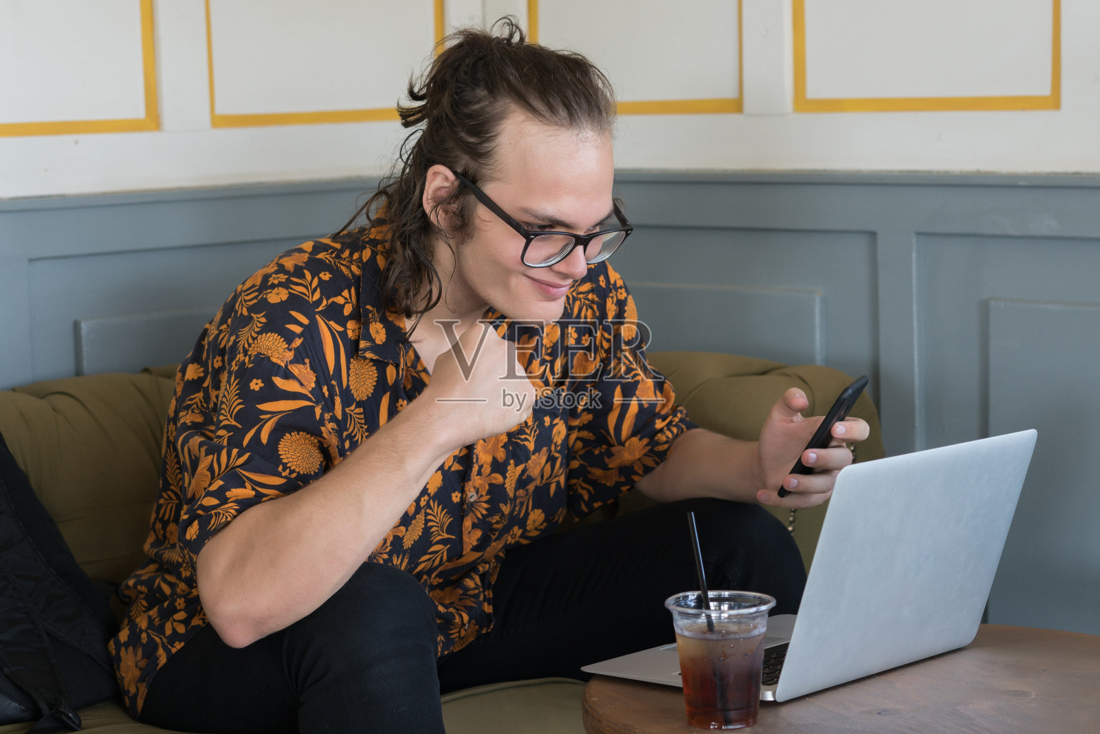 咖啡厅里有电脑的帅哥照片摄影图片