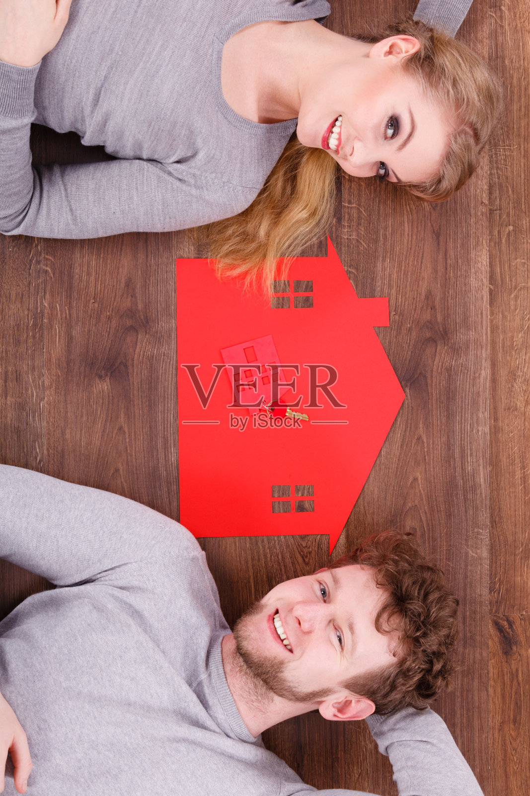 就躺在地上结婚了。照片摄影图片