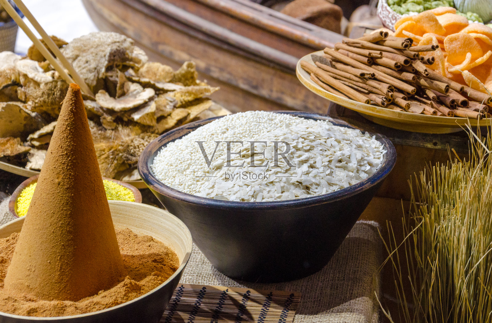 各种亚洲和东方蔬菜和香料的碗照片摄影图片