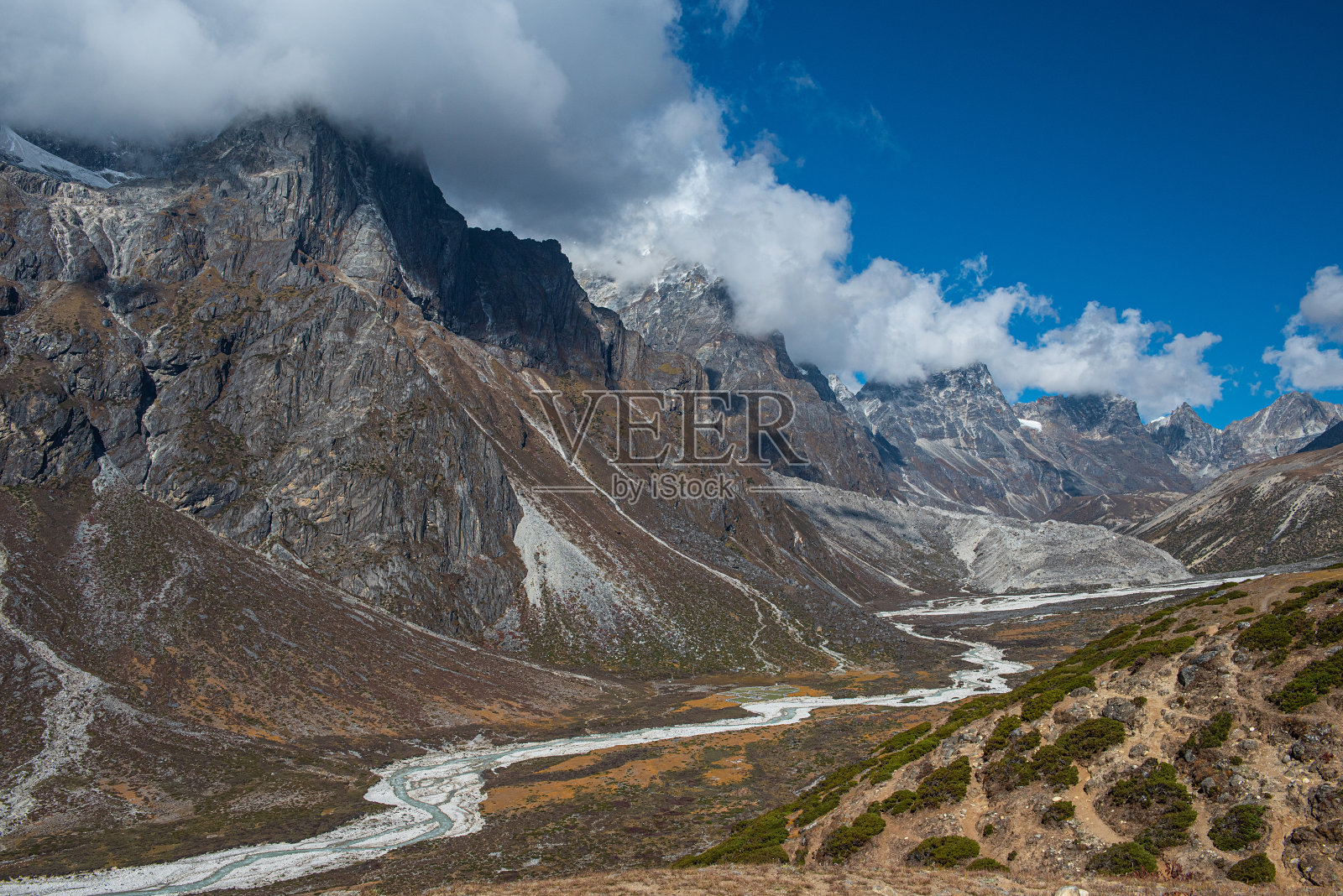 美丽的山脉在珠穆朗玛峰基地海角徒步战神与河流和山雾背景。照片摄影图片