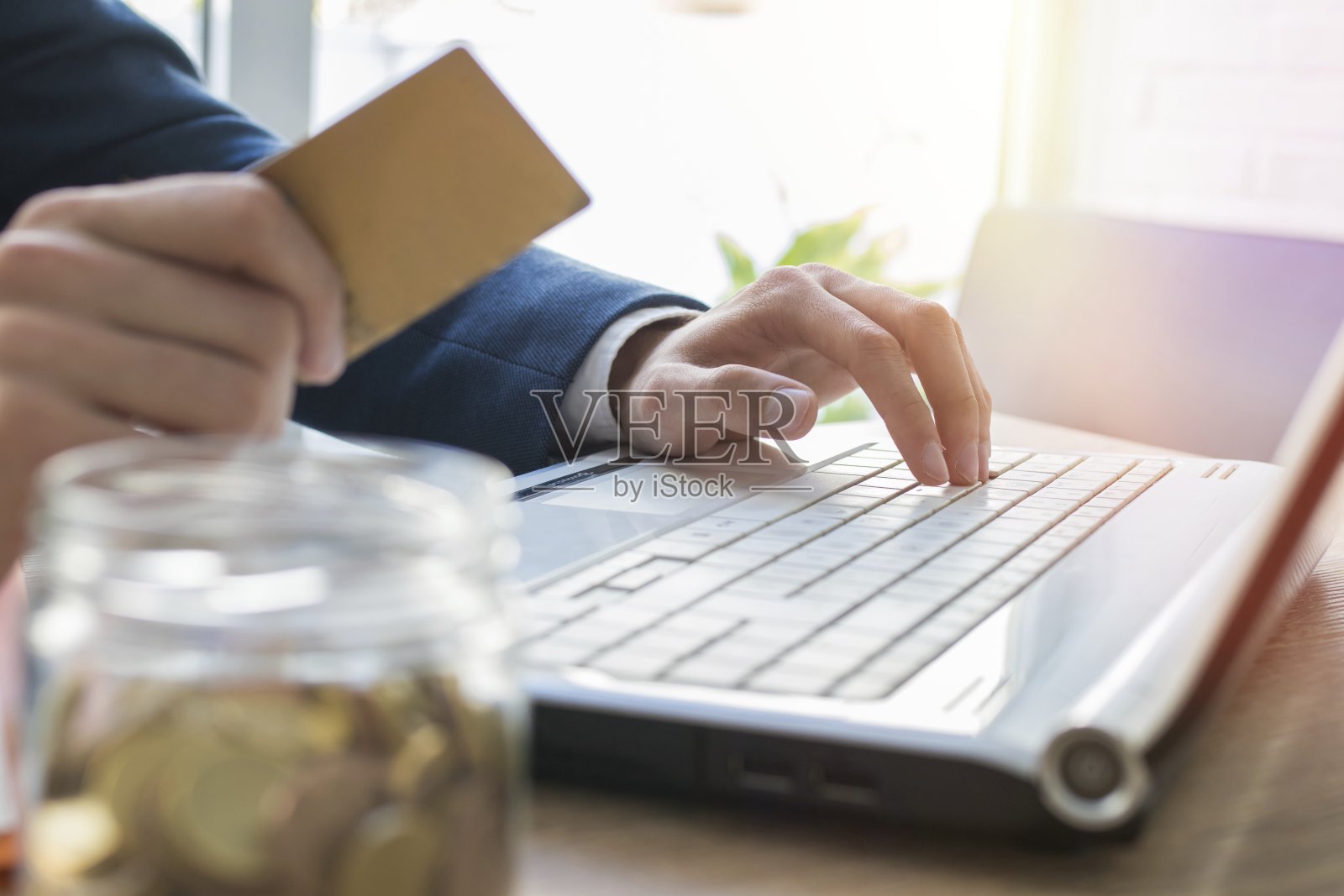 使用电脑和信用卡，网上购物照片摄影图片