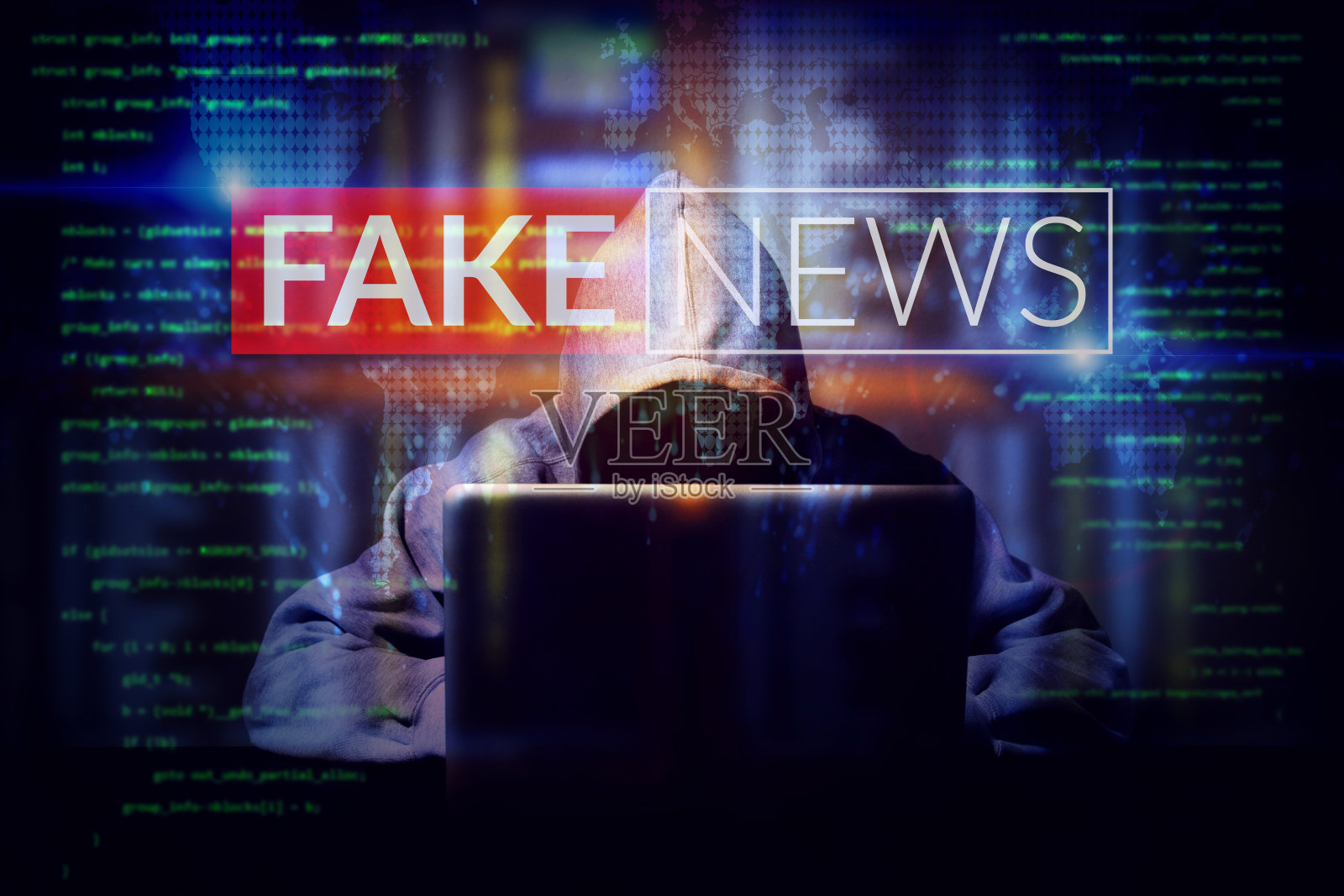 黑客在一台笔记本电脑上工作，双重曝光一屏假新闻。互联网上的篡改内容。匿名的脸照片摄影图片