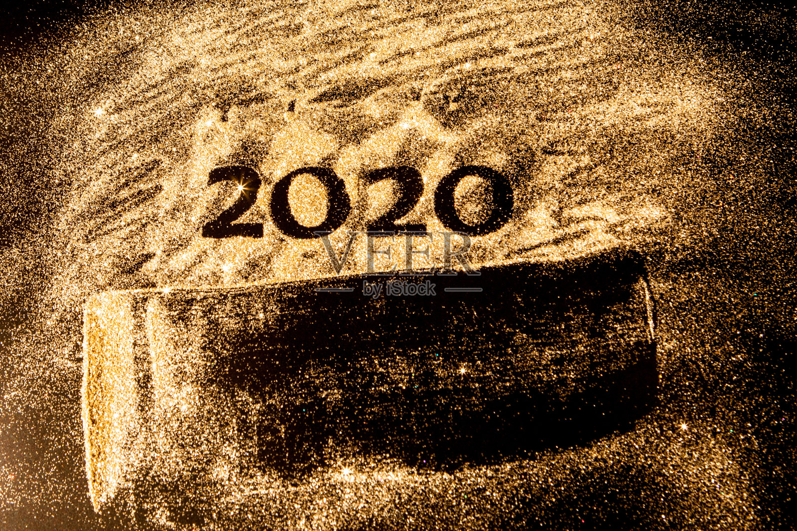 2020年新年快乐。创意拼贴数字2和零组成了2020年。美丽闪闪的金色数字2020在黑色的背景设计。照片摄影图片