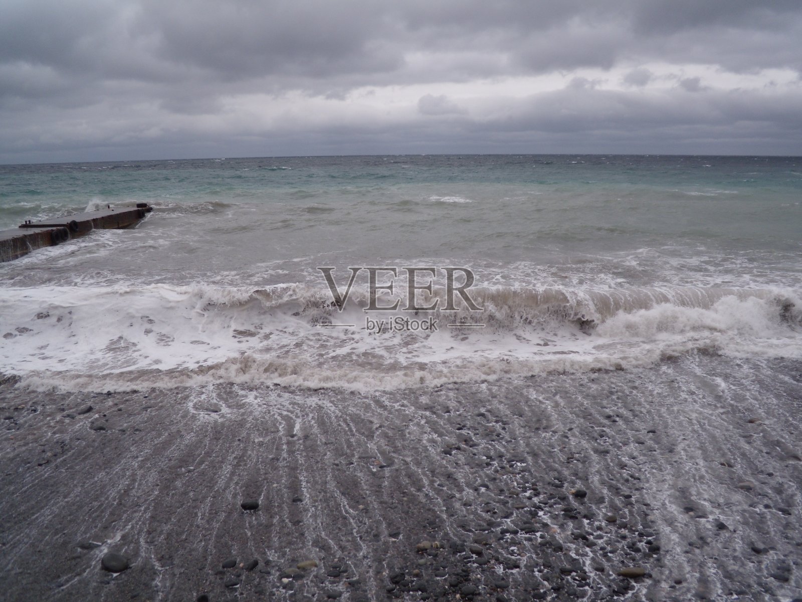 风暴海景。灰色的海面上，阴沉的天空。暴风雨天的波涛和乌云照片摄影图片