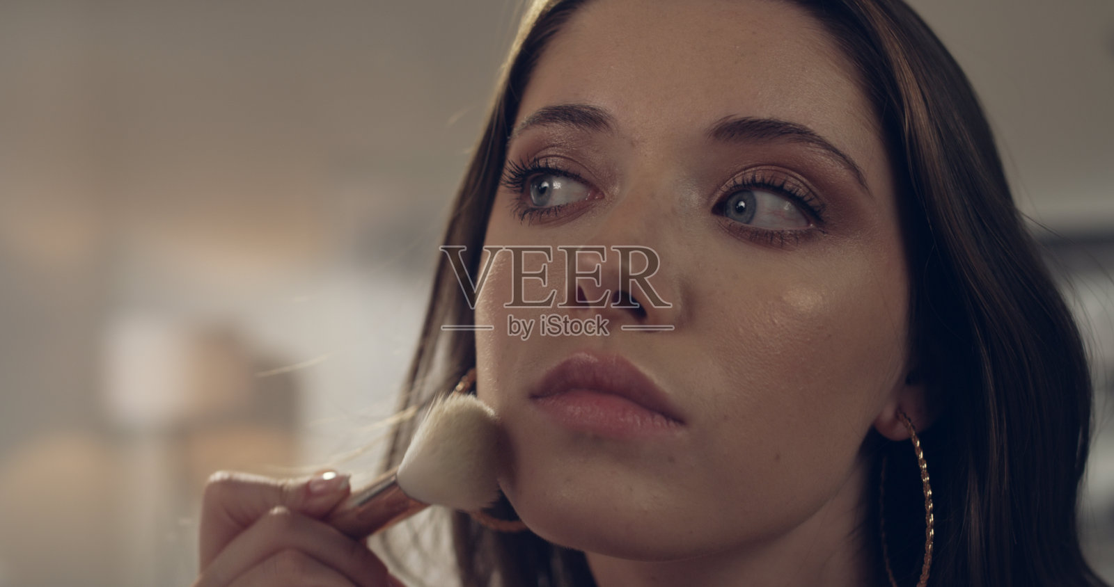 漂亮的年轻女子在化妆照片摄影图片