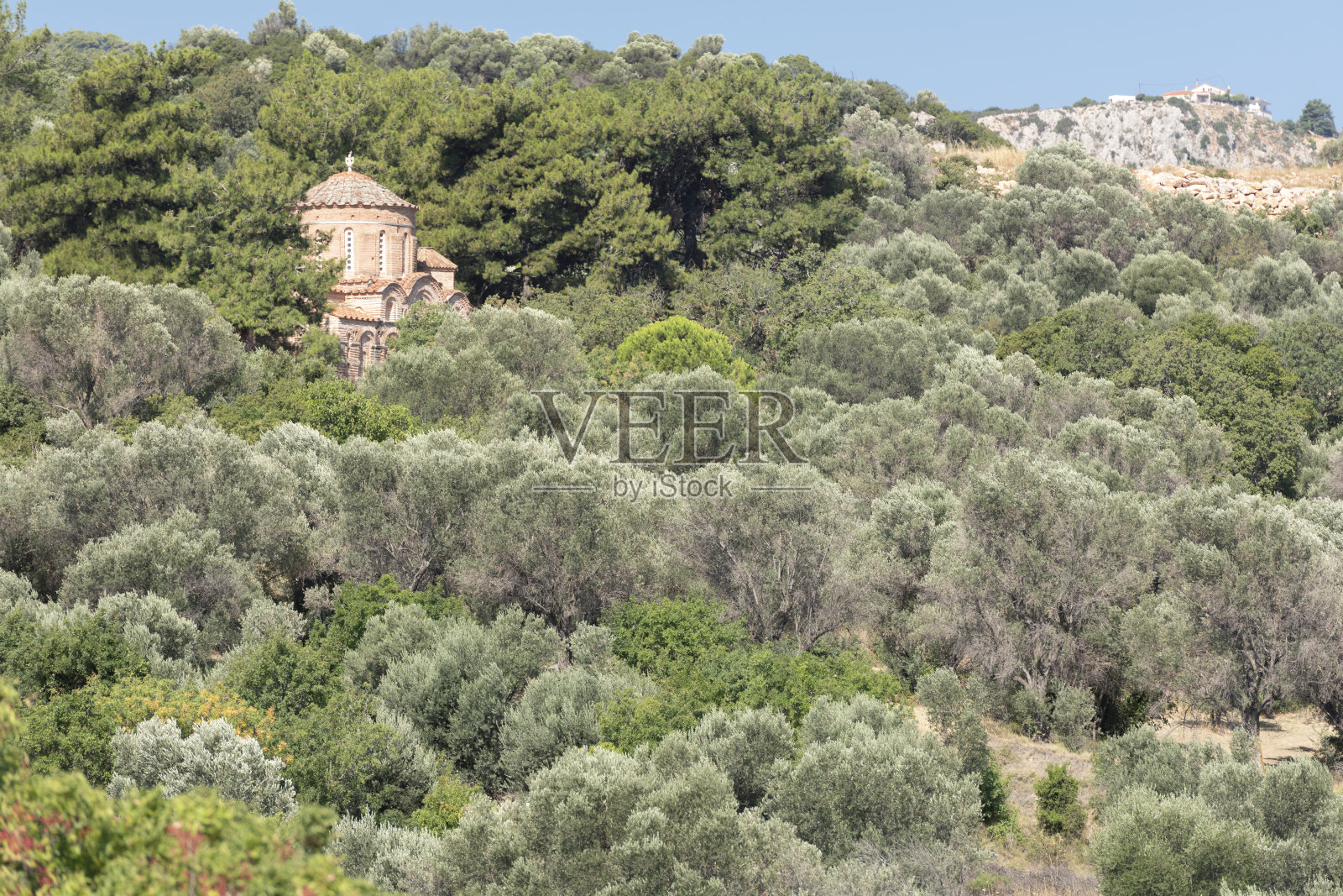 在一个阳光明媚的夏日，希腊希俄斯岛的帕纳基亚克里纳教堂照片摄影图片