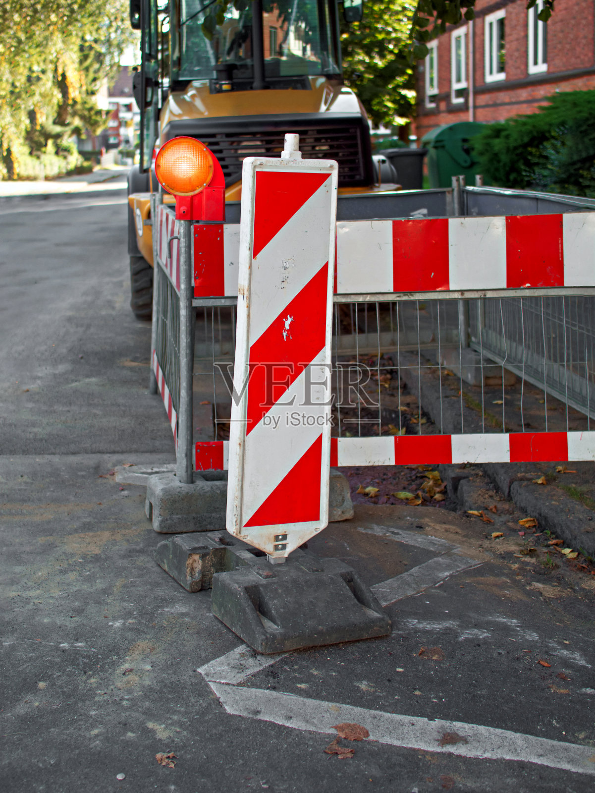 施工现场停车设有警示栏和施工现场警示灯。照片摄影图片