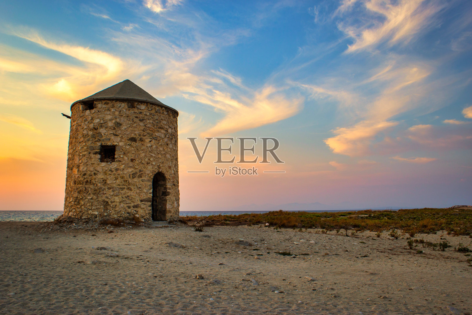 希腊莱夫卡达阿吉欧斯约阿尼斯海滩上的老风车照片摄影图片