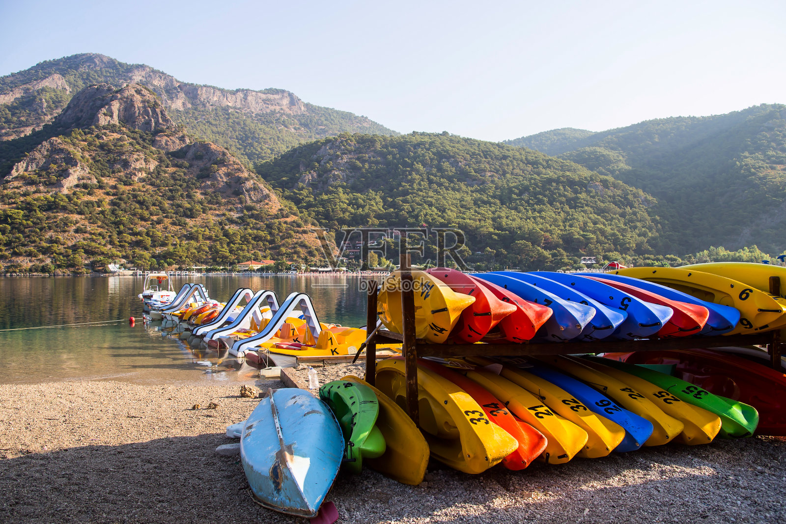 在明亮的皮艇上漂浮在海上作为一种积极的休闲和运动照片摄影图片