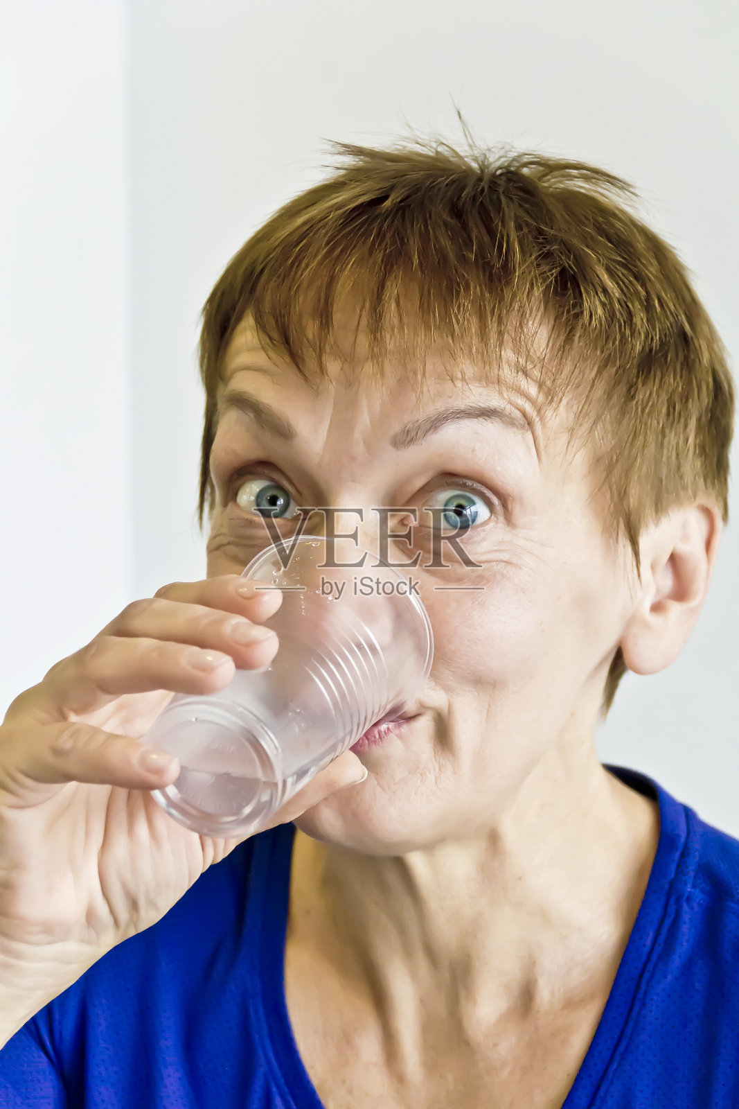 美丽的老妇人在喝水照片摄影图片