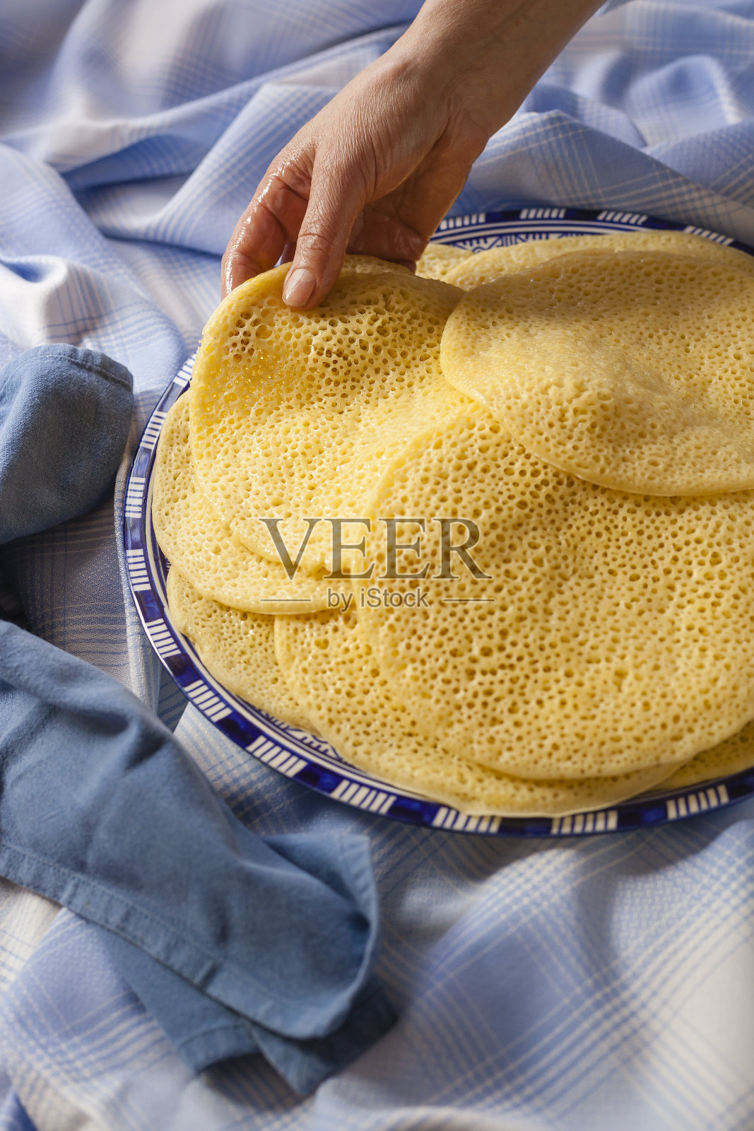 摩洛哥baghrir煎饼。照片摄影图片