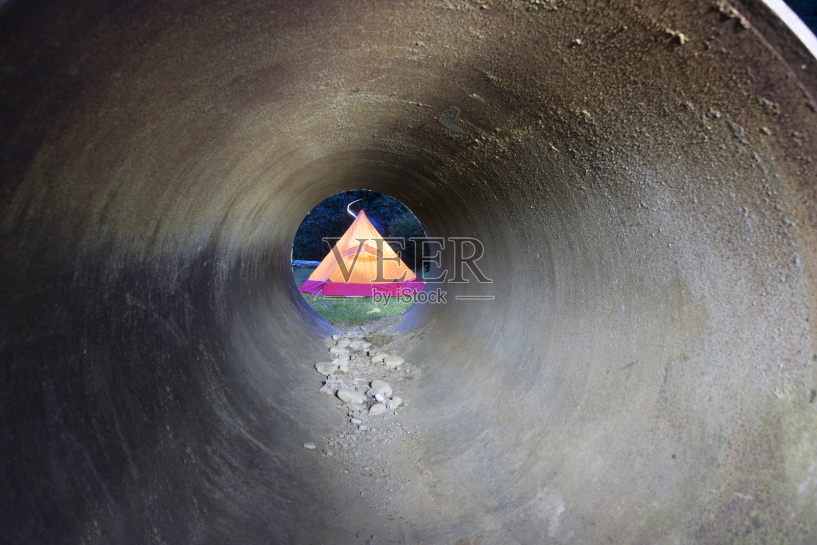 山顶下堆积如山的垃圾照片摄影图片