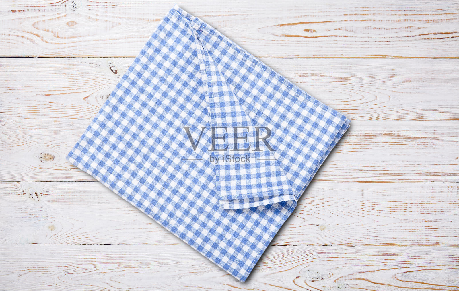 餐巾。厨房毛巾或桌布上的白色木质场景。模拟设计。前视图。照片摄影图片