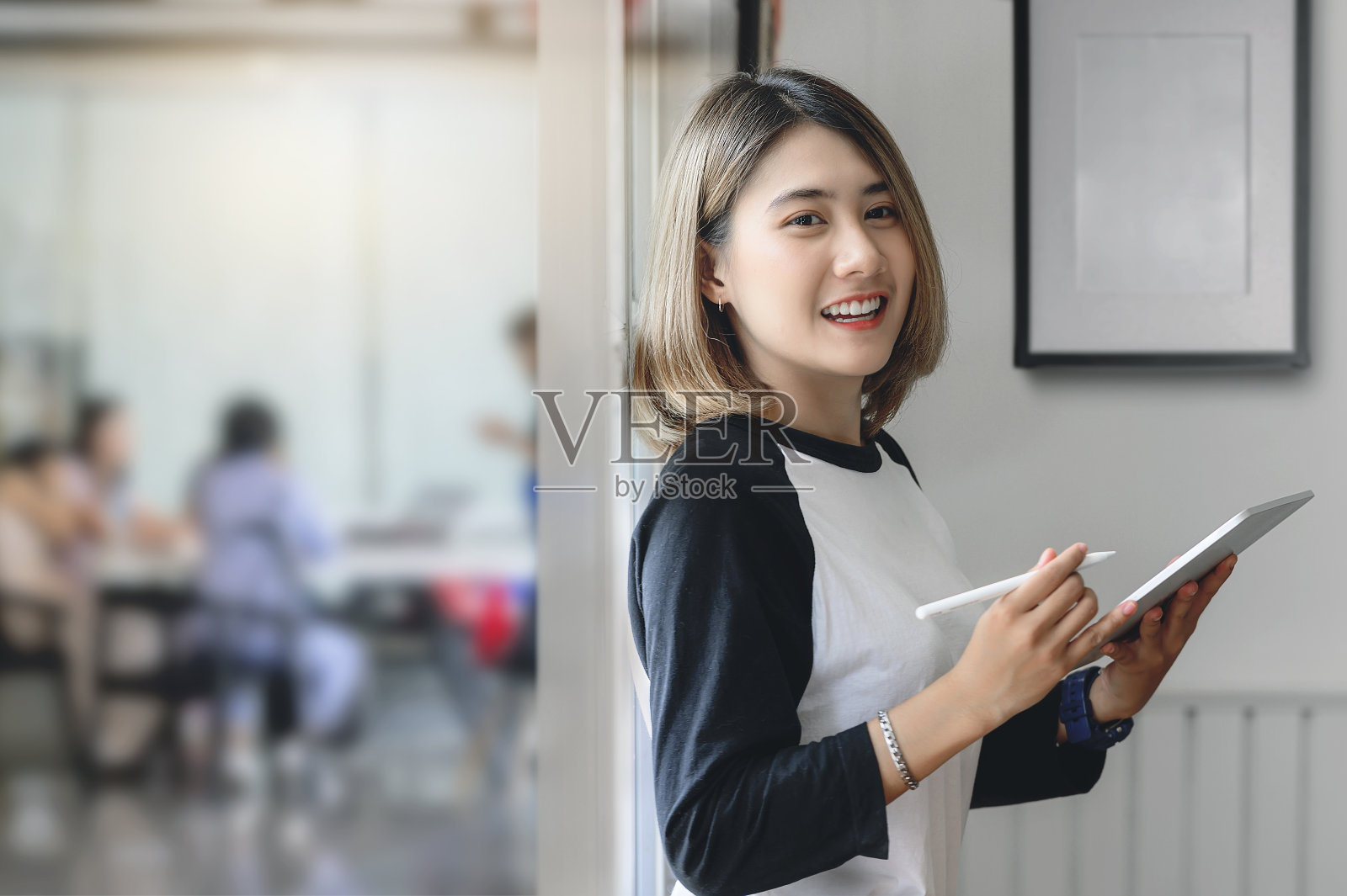 商业女性使用数字平板电脑。照片摄影图片