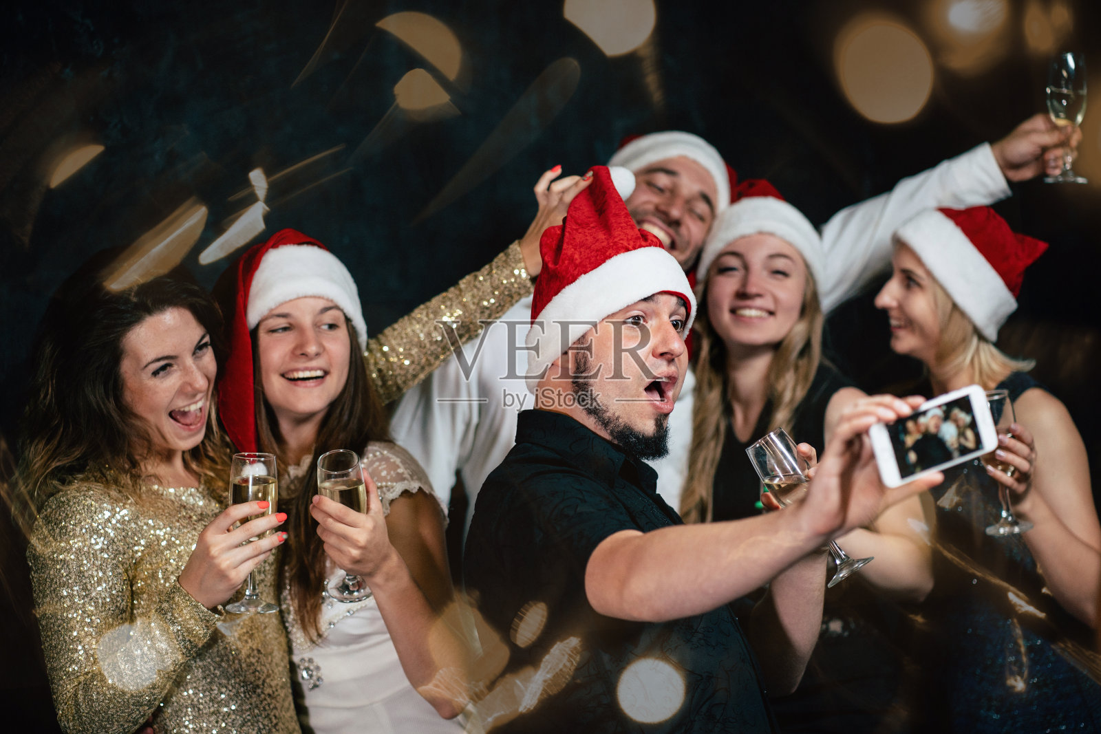 朋友们喝着香槟，一起自拍照片摄影图片