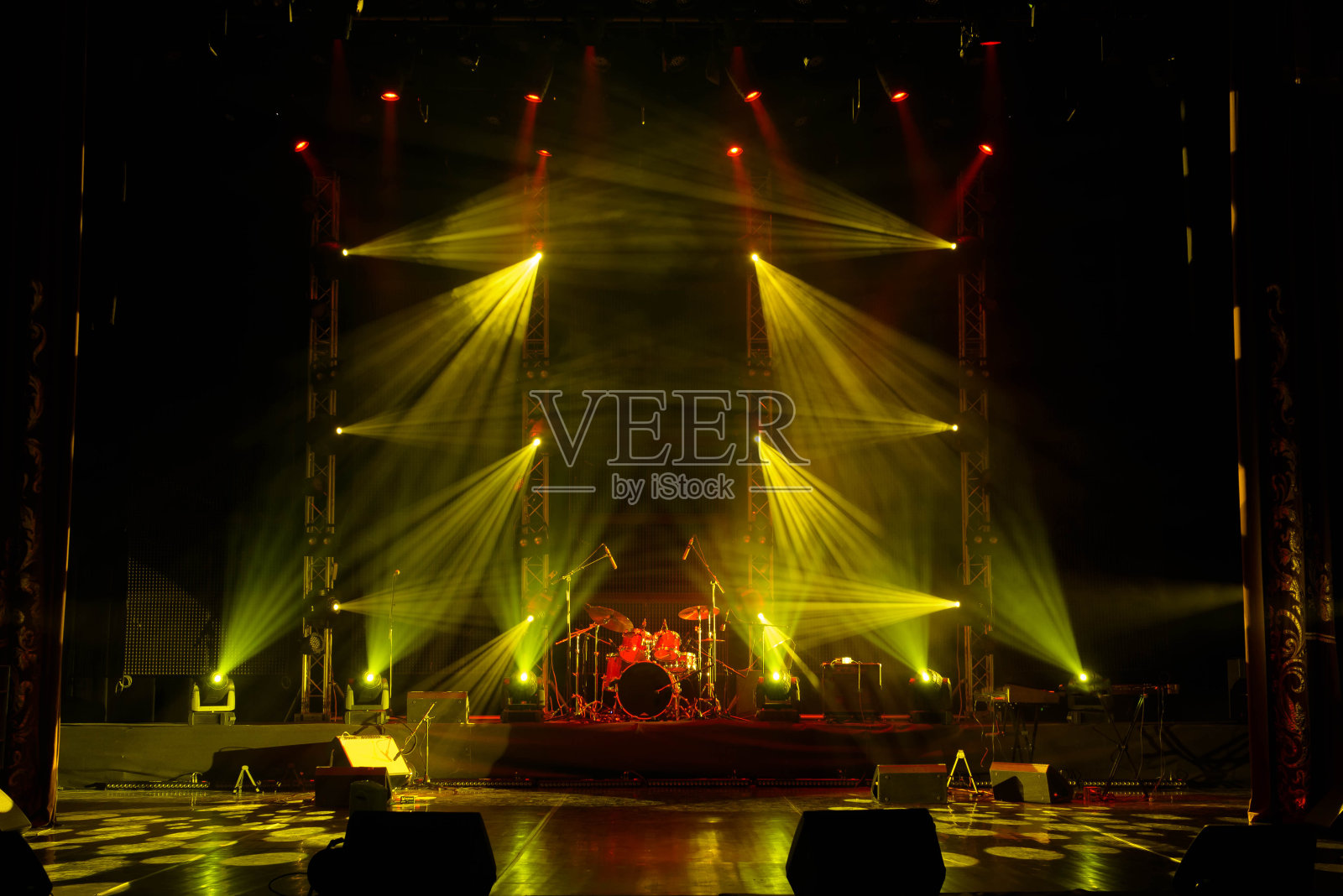 舞台上烟雾缭绕的探照灯。照片摄影图片