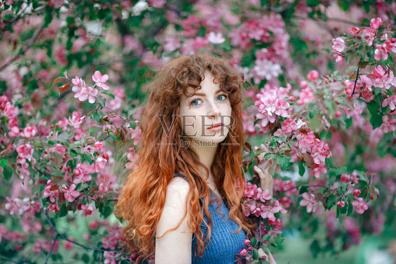 美丽的女孩肖像与春天的花照片摄影图片