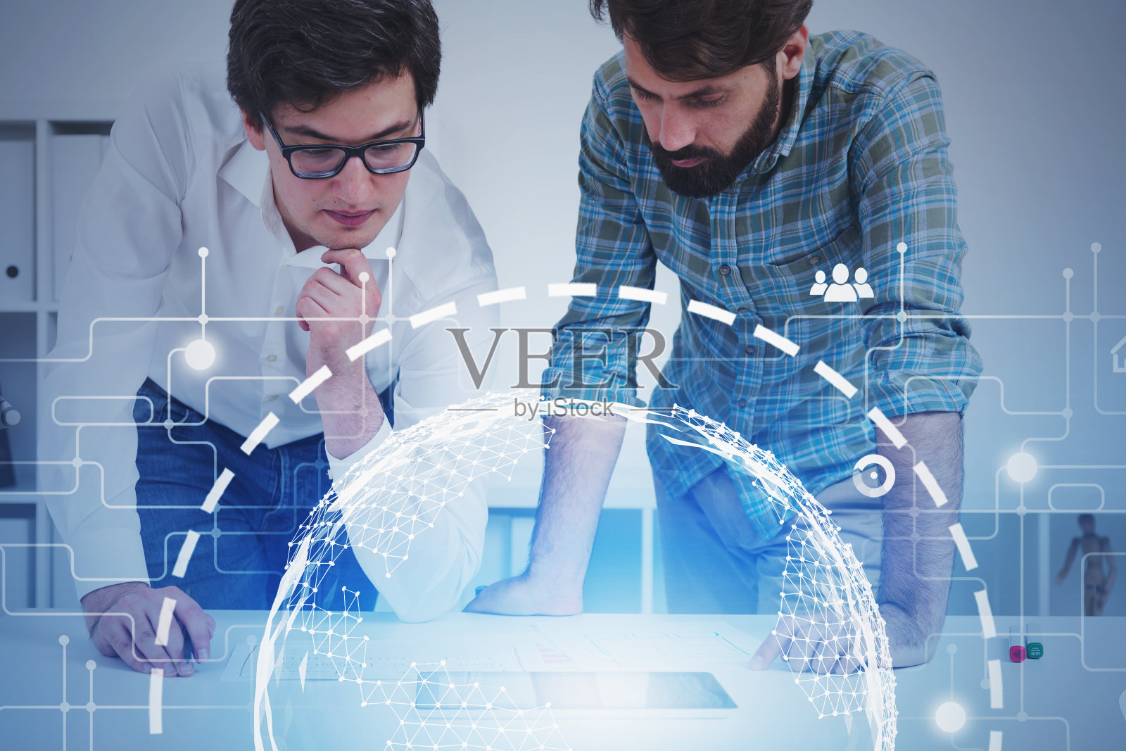 两位深思熟虑的工程师着眼于全球联系照片摄影图片