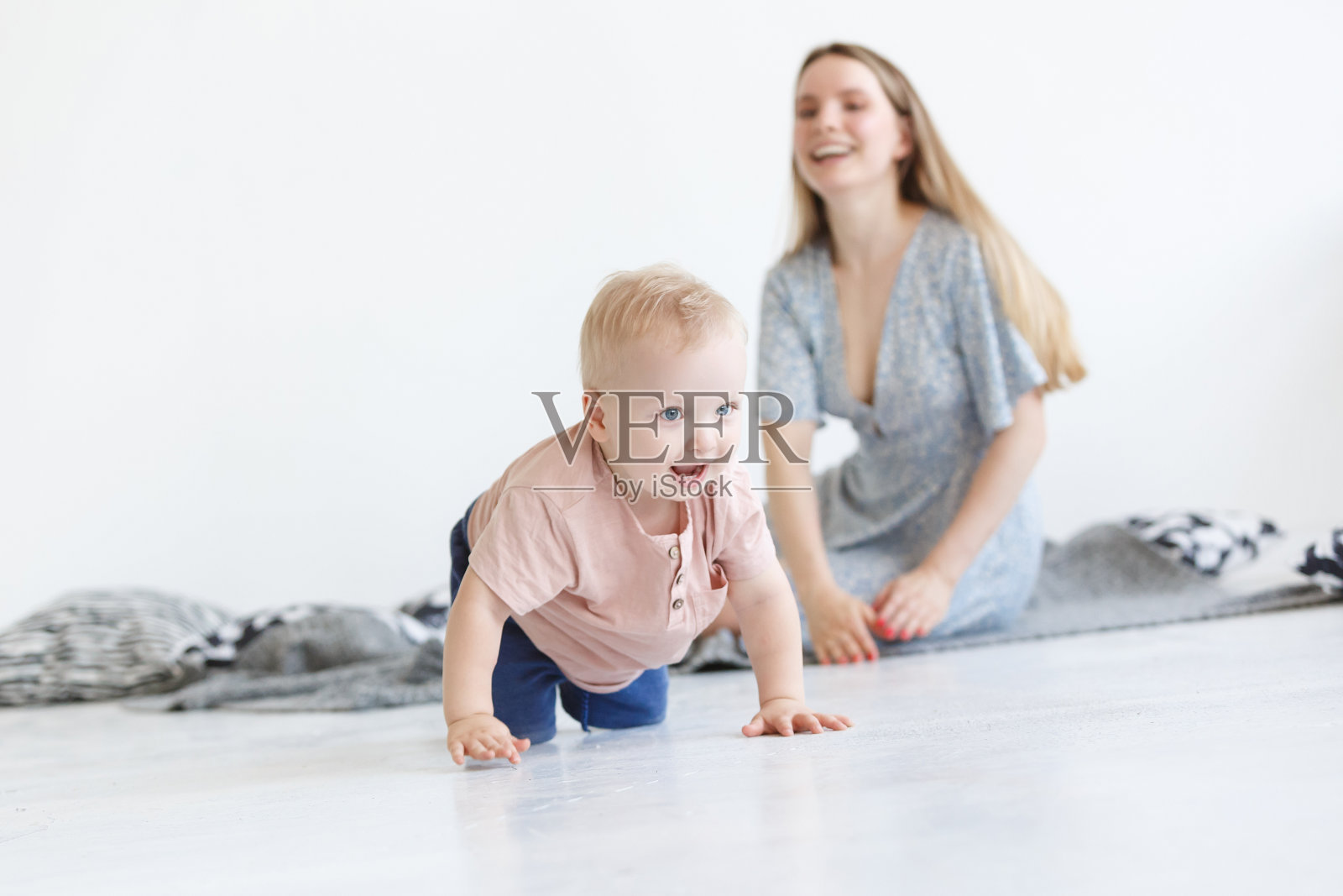 学走路的小男孩迈出了他的第一步。照片摄影图片