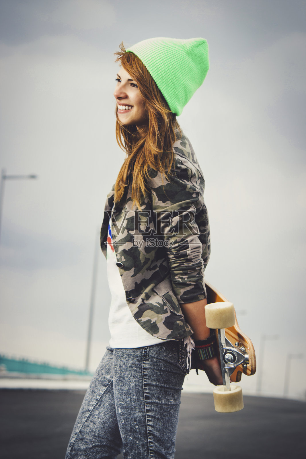 赶时髦的人拿着滑板者照片摄影图片