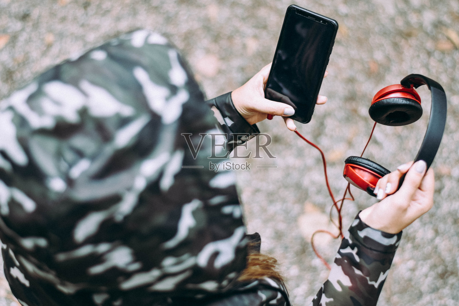 年轻女性用智能手机听音乐照片摄影图片