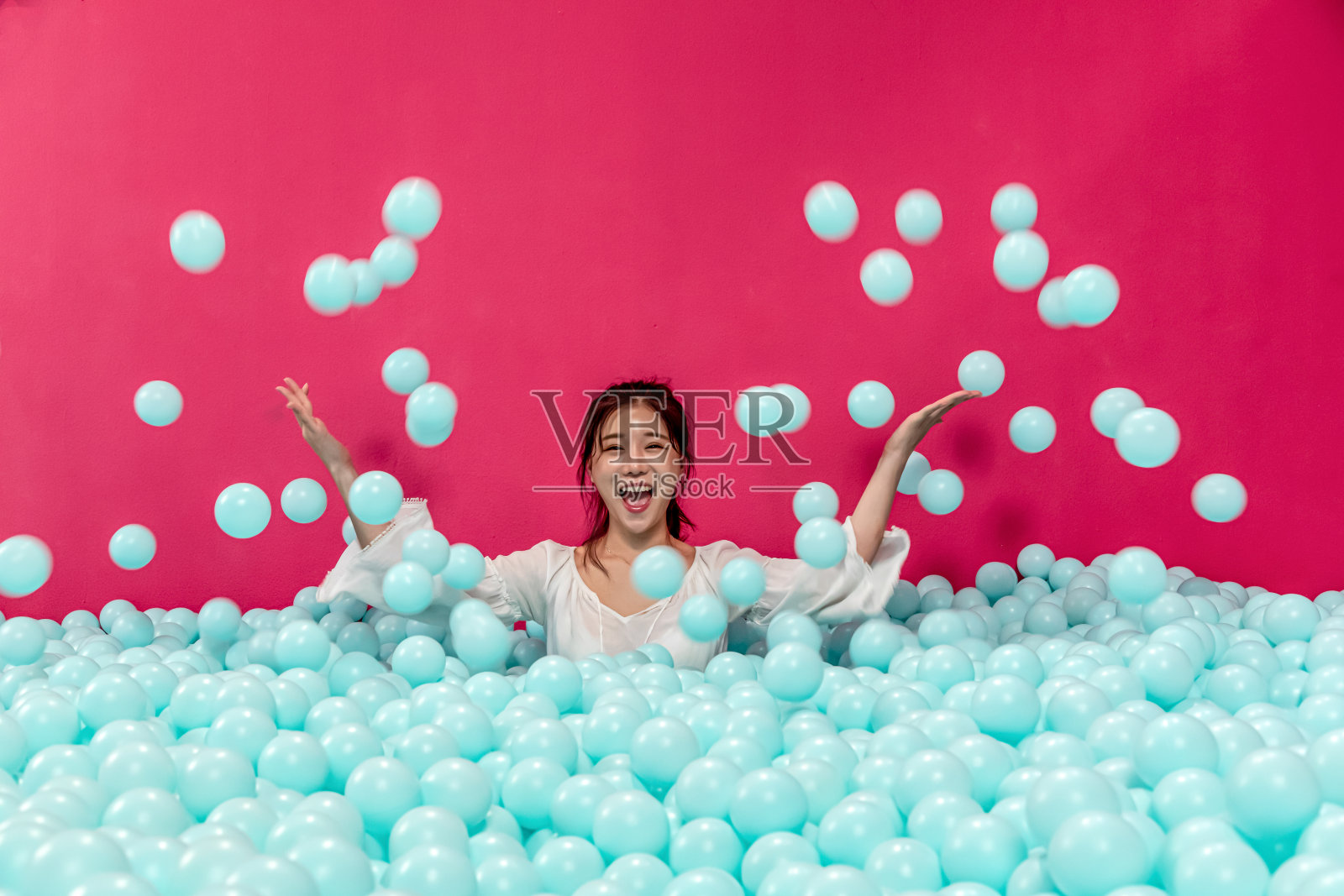 在庆祝派对上展示舞会的可爱女人照片摄影图片