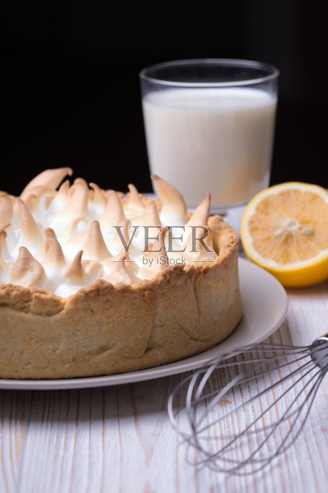 甜点:美味的柠檬馅饼和经典的蛋白酥皮照片摄影图片