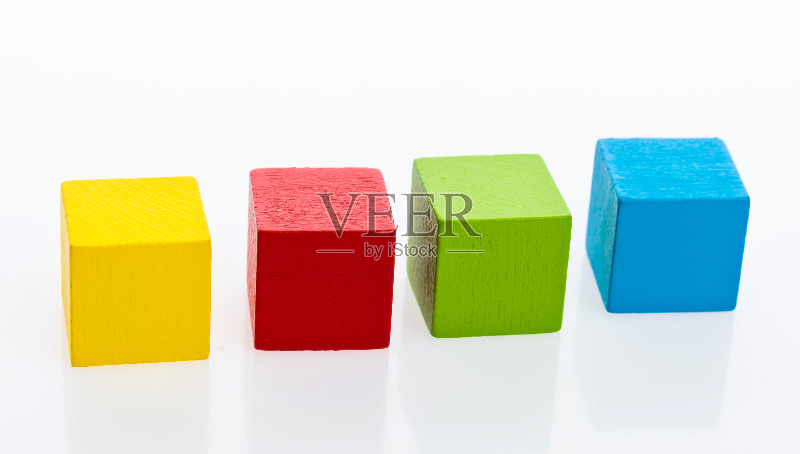 木制玩具积木排成一排照片摄影图片