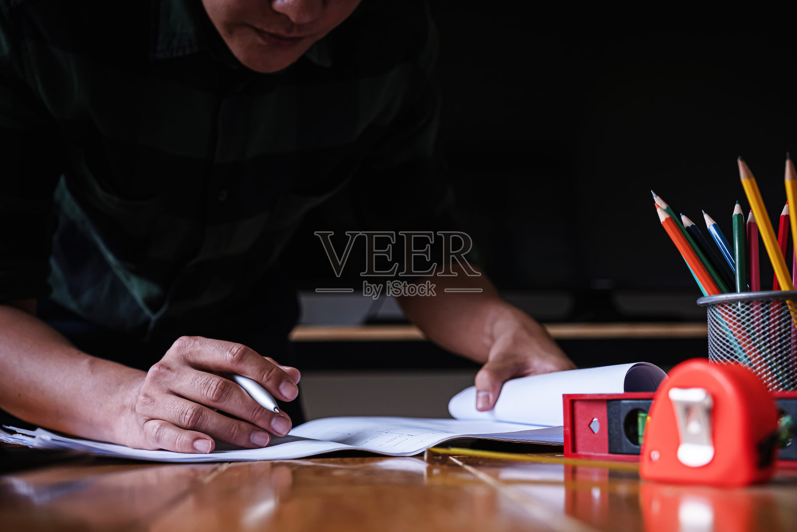 建筑师工作蓝图的建筑计划，工程师素描一个建设项目的概念。照片摄影图片