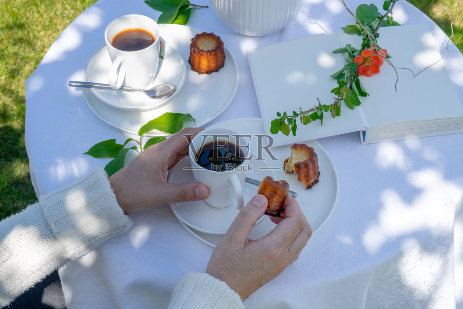 在花园里享受咖啡时光照片摄影图片