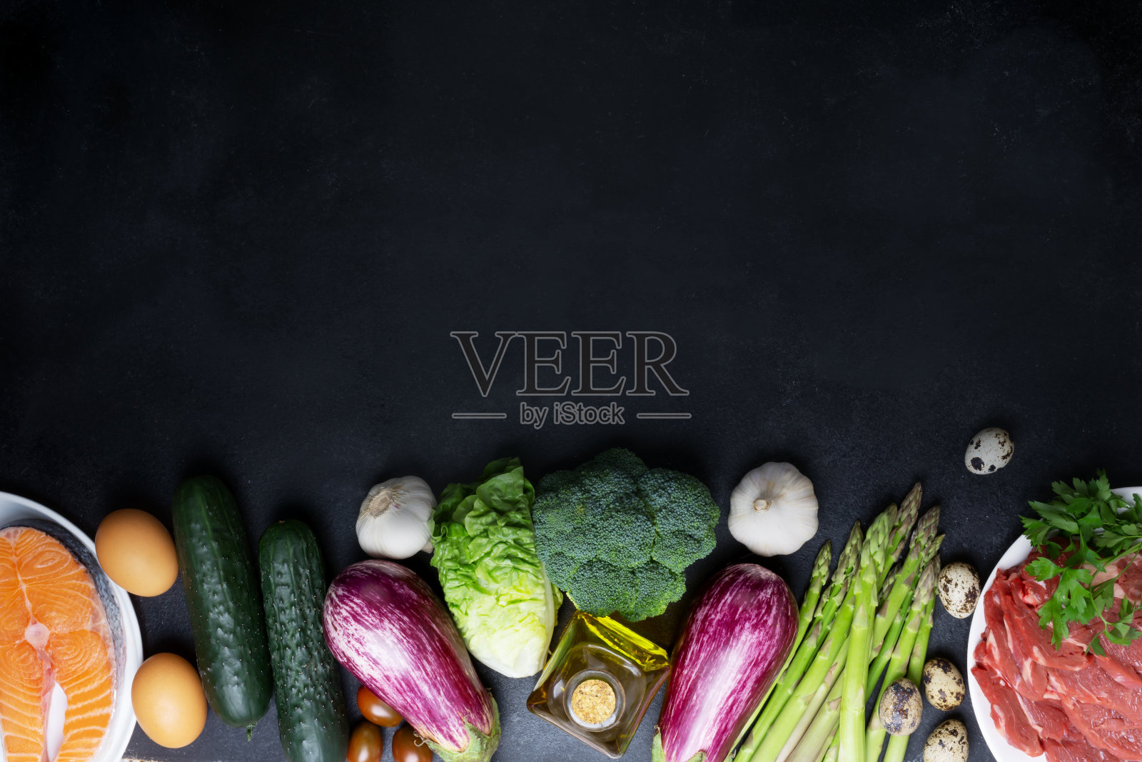 阿特金斯减肥食品配料黑板上，健康概念，俯视图与拷贝空间照片摄影图片